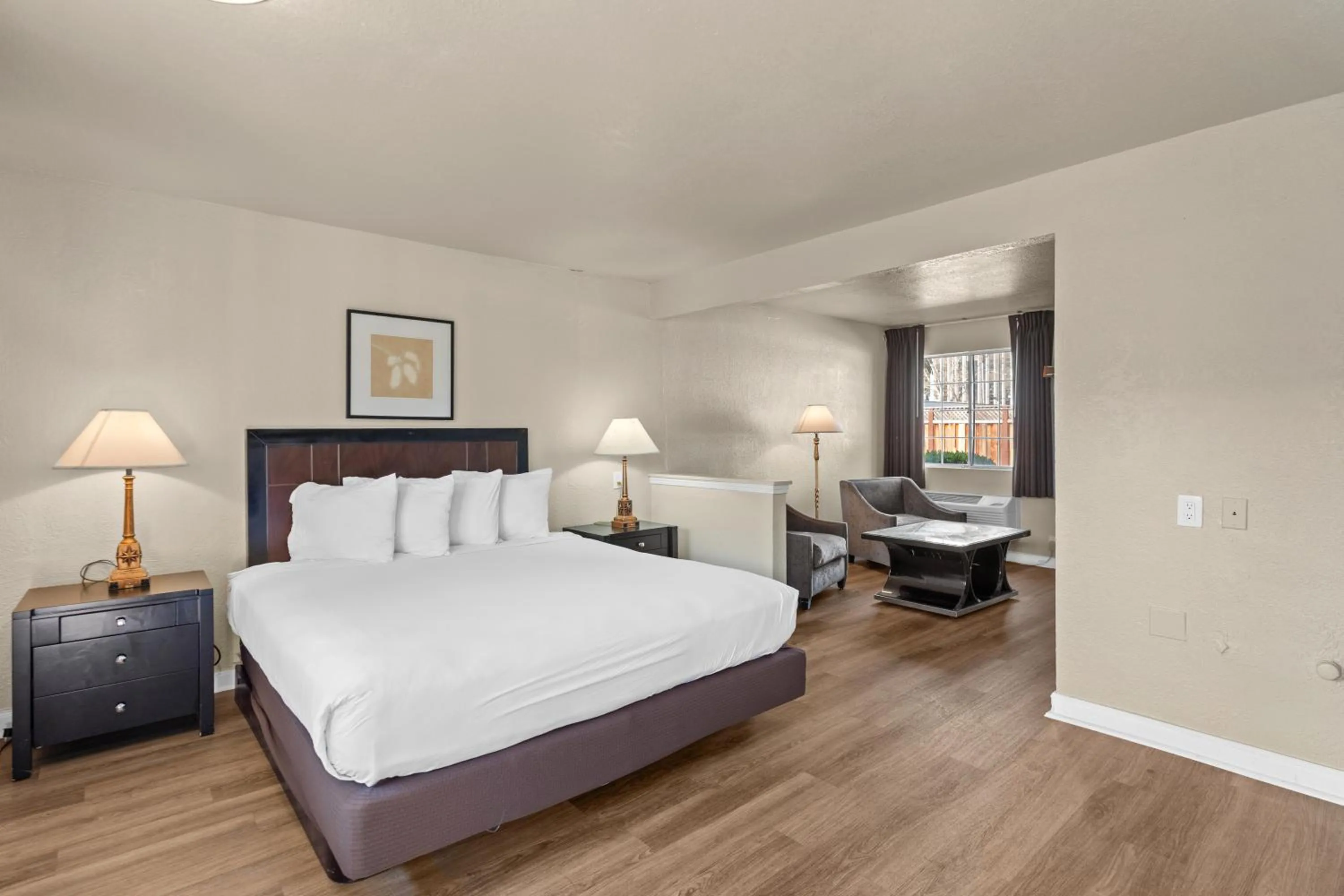 Bed in Rose Garden Inn - San Jose Airport