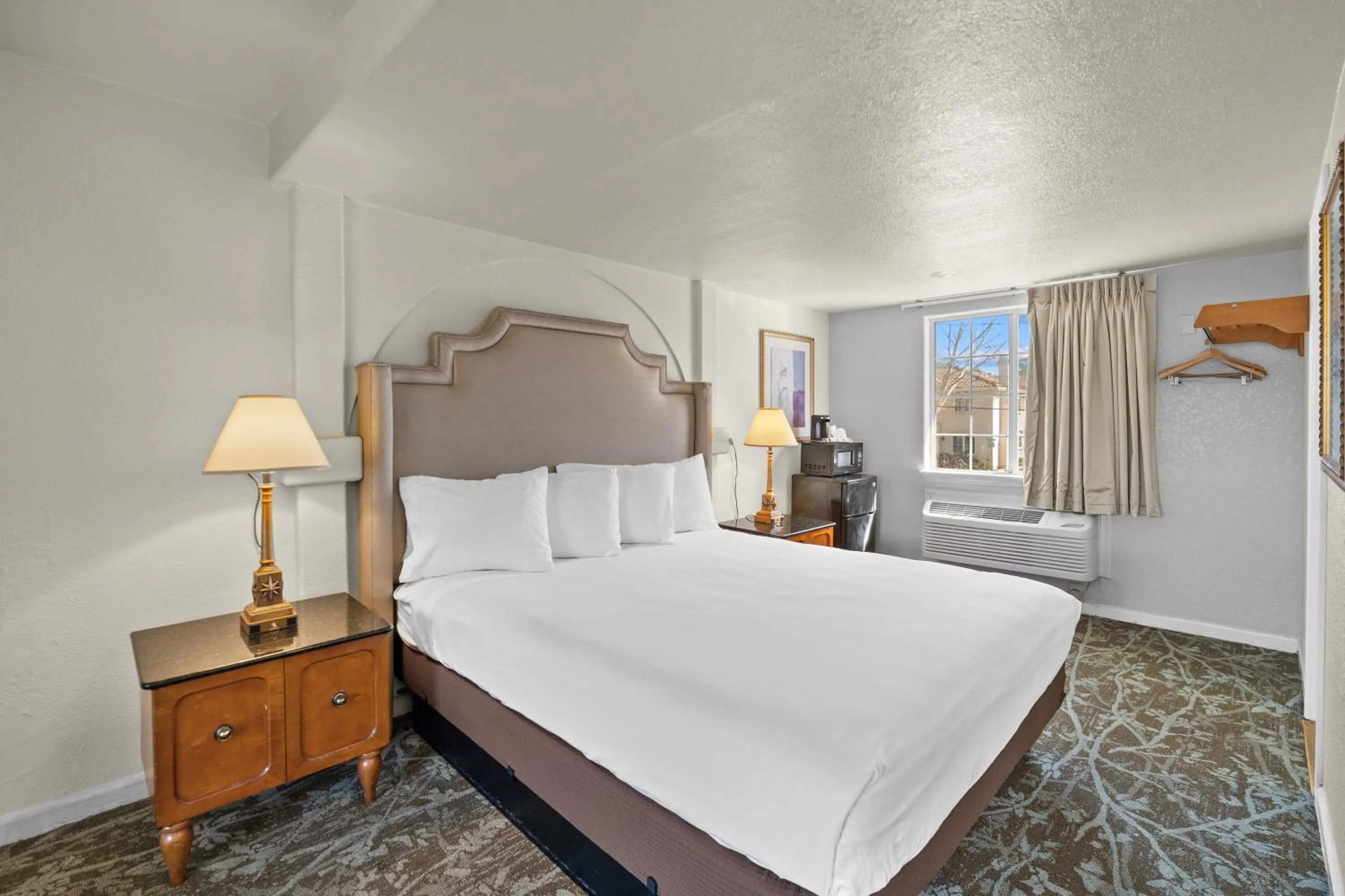 Bed in Rose Garden Inn - San Jose Airport