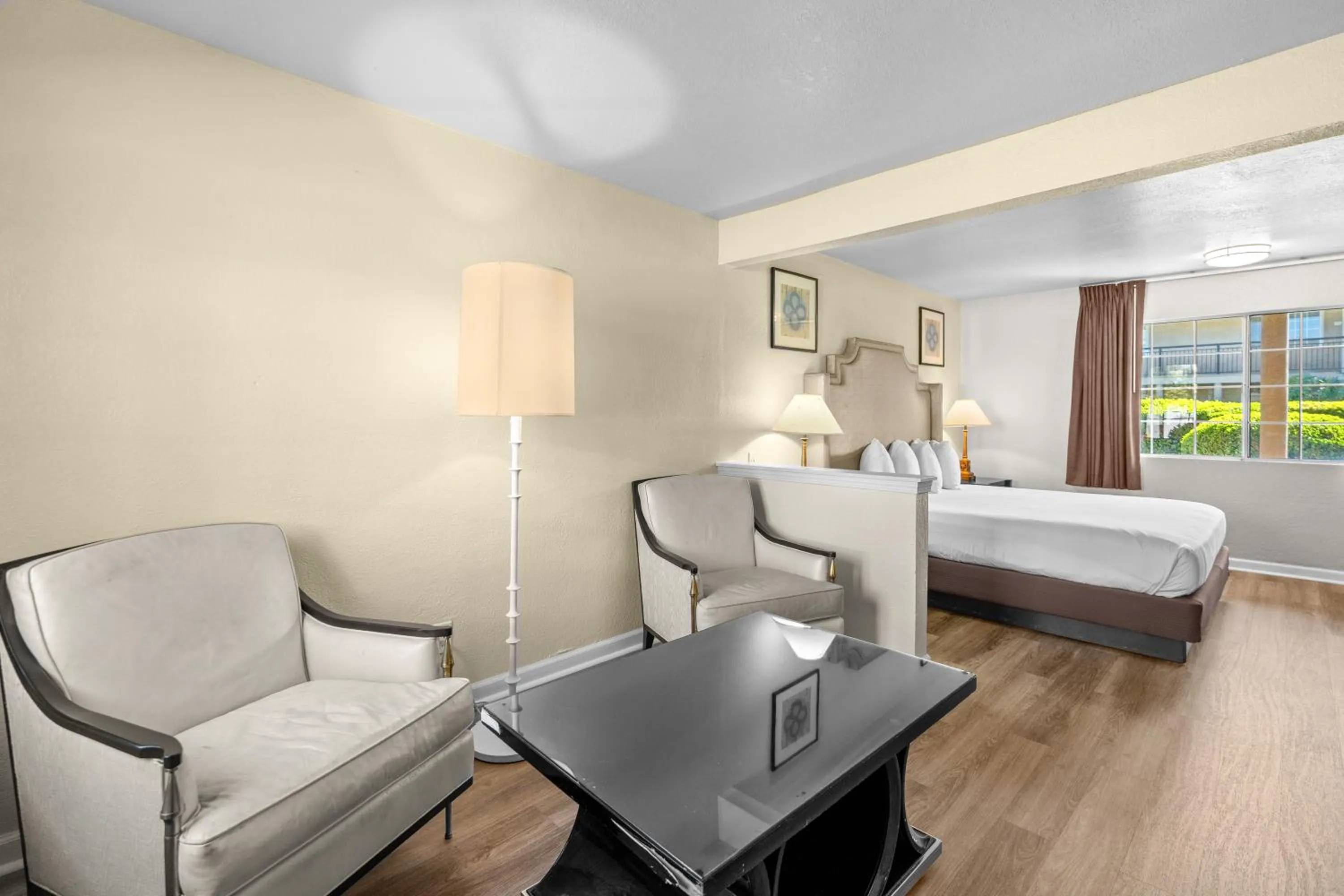 Bed in Rose Garden Inn - San Jose Airport