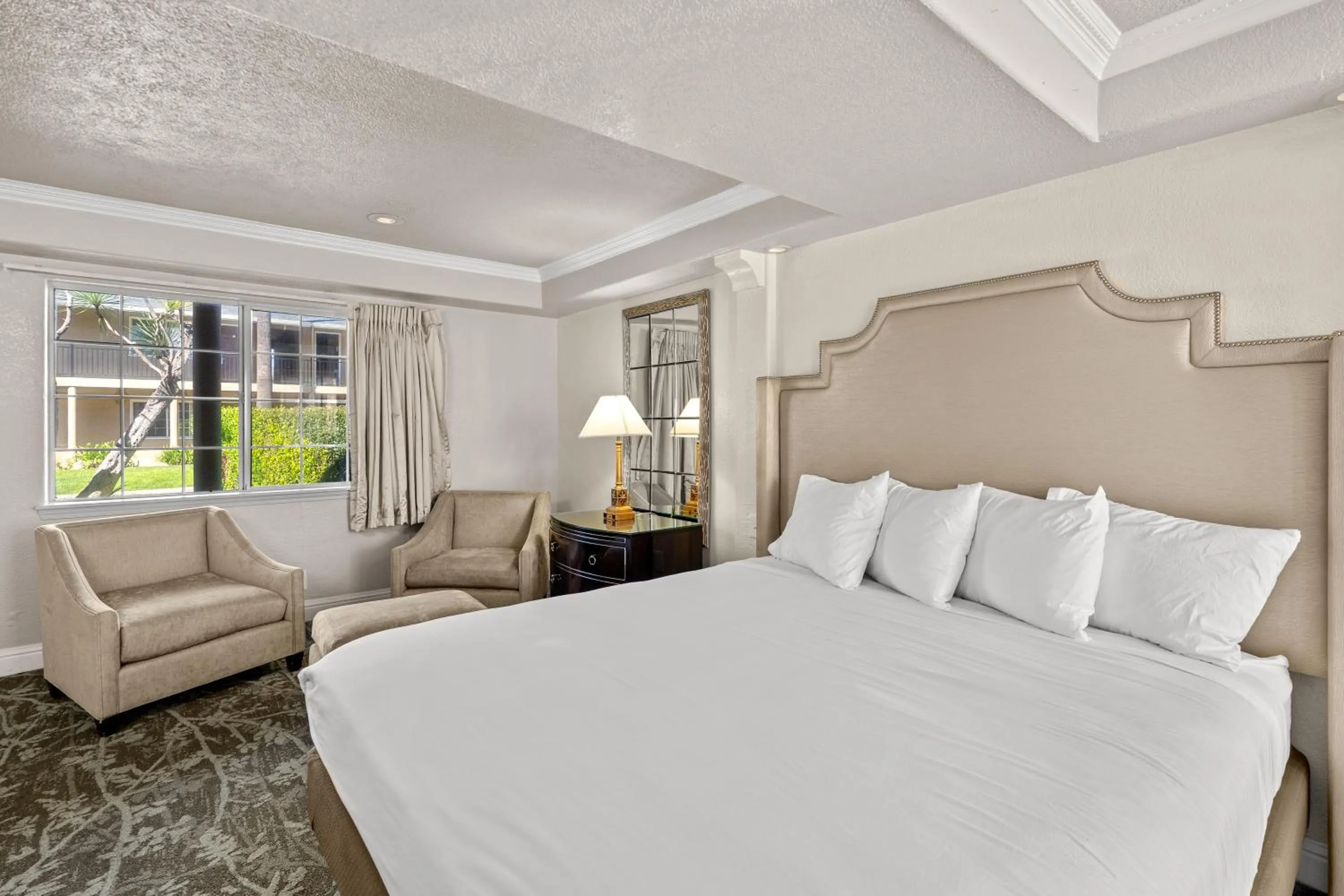 Bed in Rose Garden Inn - San Jose Airport