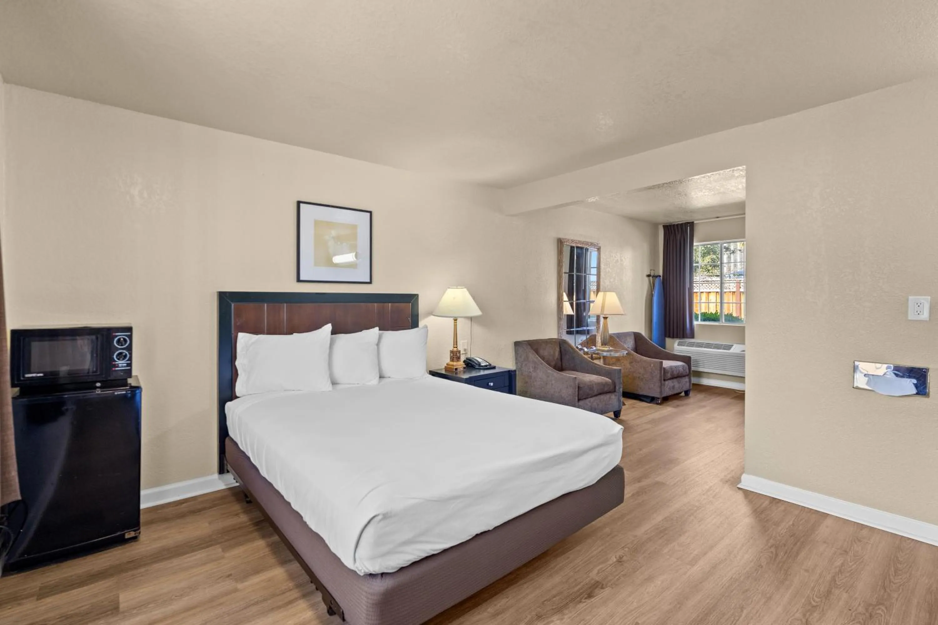 Bed in Rose Garden Inn - San Jose Airport