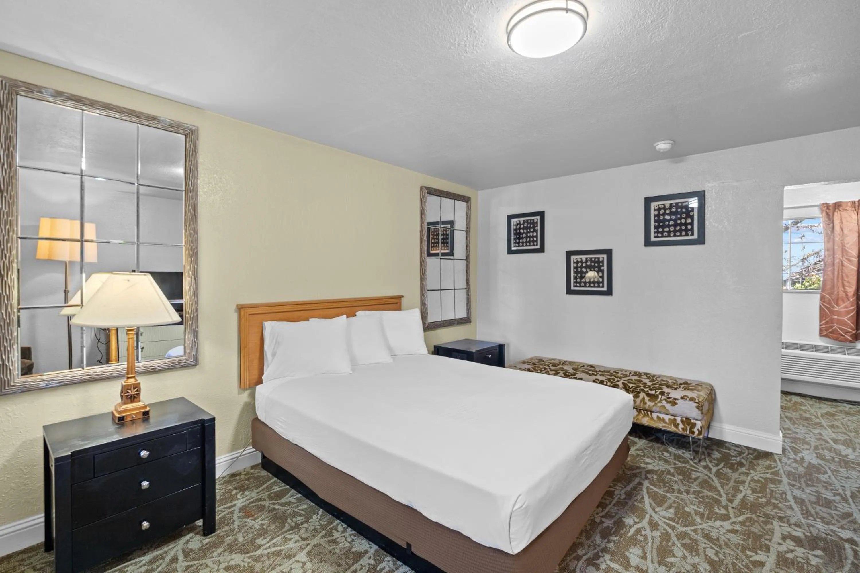 Bed in Rose Garden Inn - San Jose Airport