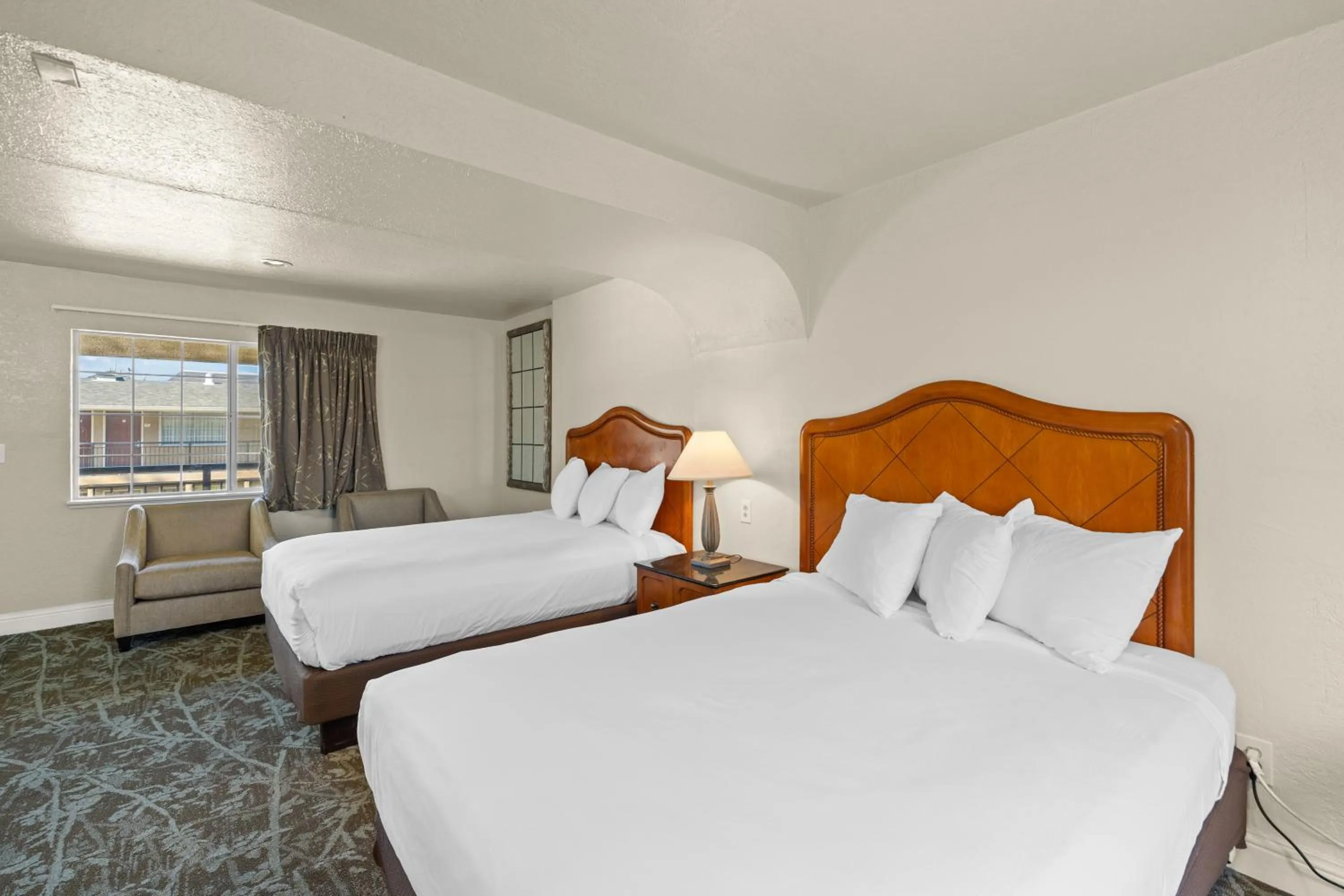 Bed in Rose Garden Inn - San Jose Airport