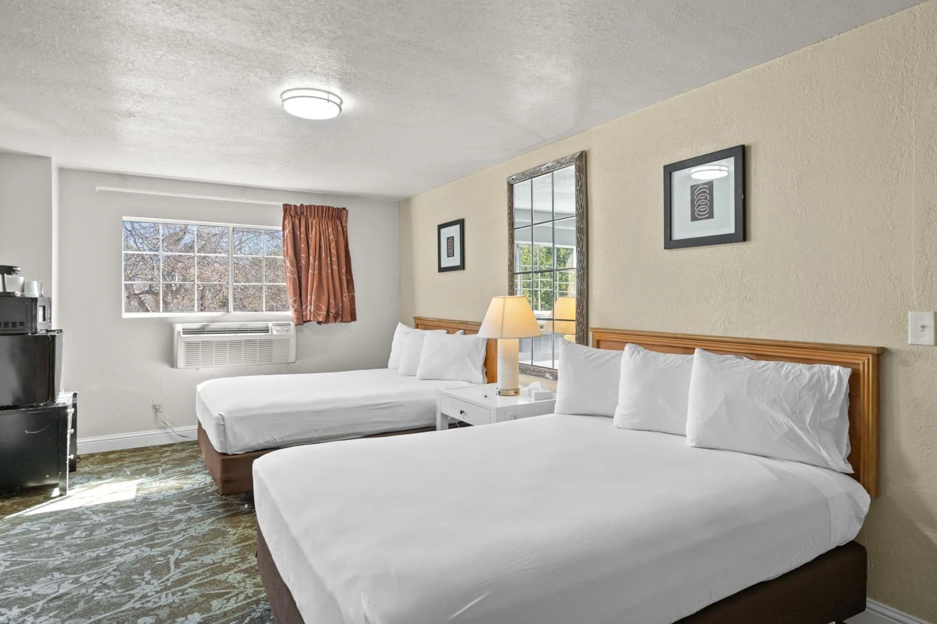 Bed in Rose Garden Inn - San Jose Airport