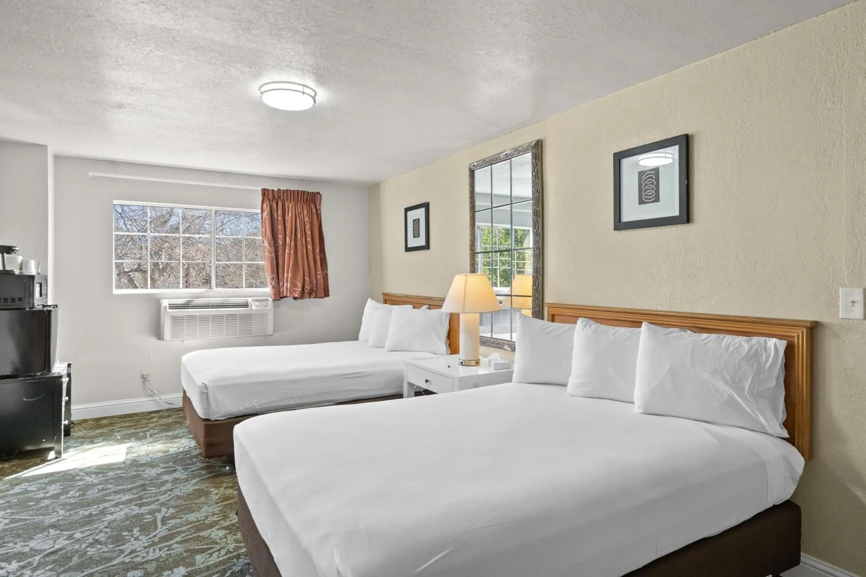 Bed in Rose Garden Inn - San Jose Airport Bed in Rose Garden Inn - San Jose Airport