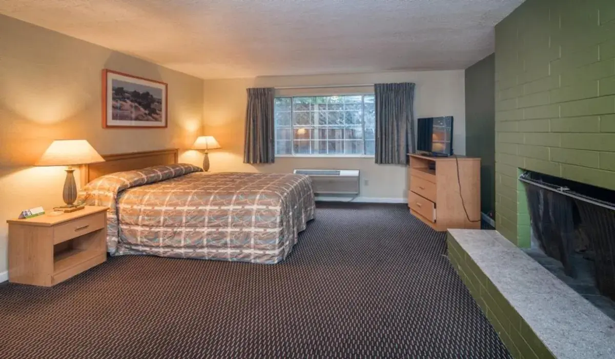 Bed in Rose Garden Inn - San Jose Airport Bed in Rose Garden Inn - San Jose Airport