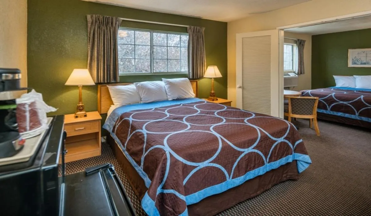 Bed in Rose Garden Inn - San Jose Airport