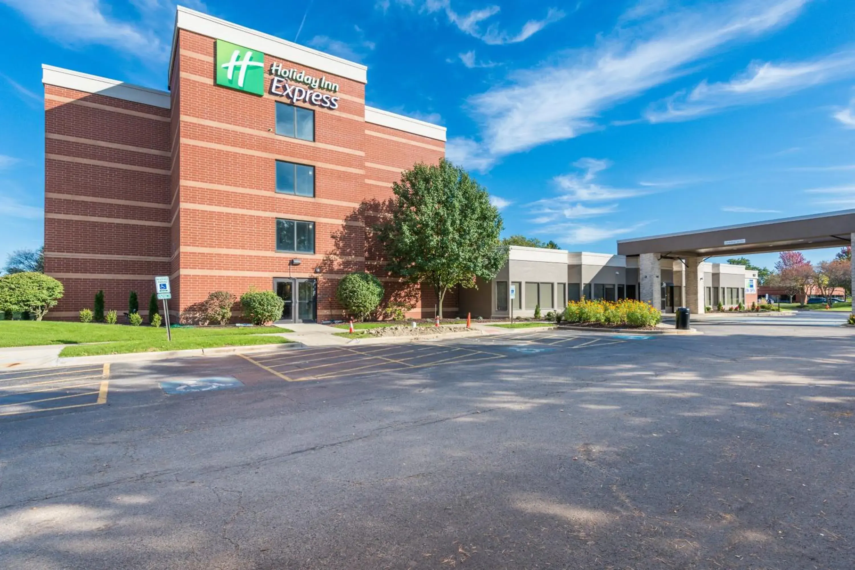 Property building in Holiday Inn Express Naperville by IHG Property building in Holiday Inn Express Naperville by IHG