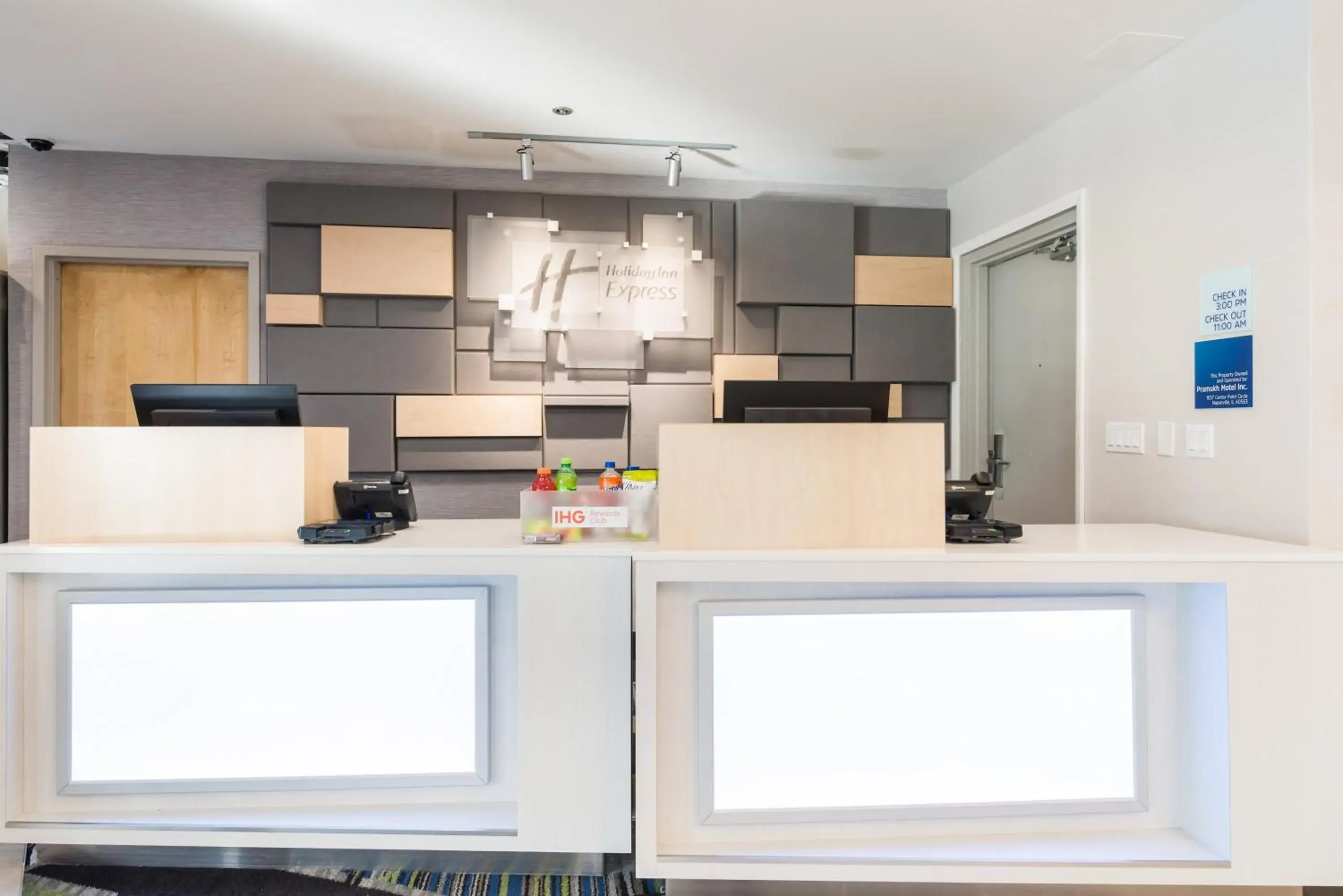 Property building in Holiday Inn Express Naperville by IHG Property building in Holiday Inn Express Naperville by IHG