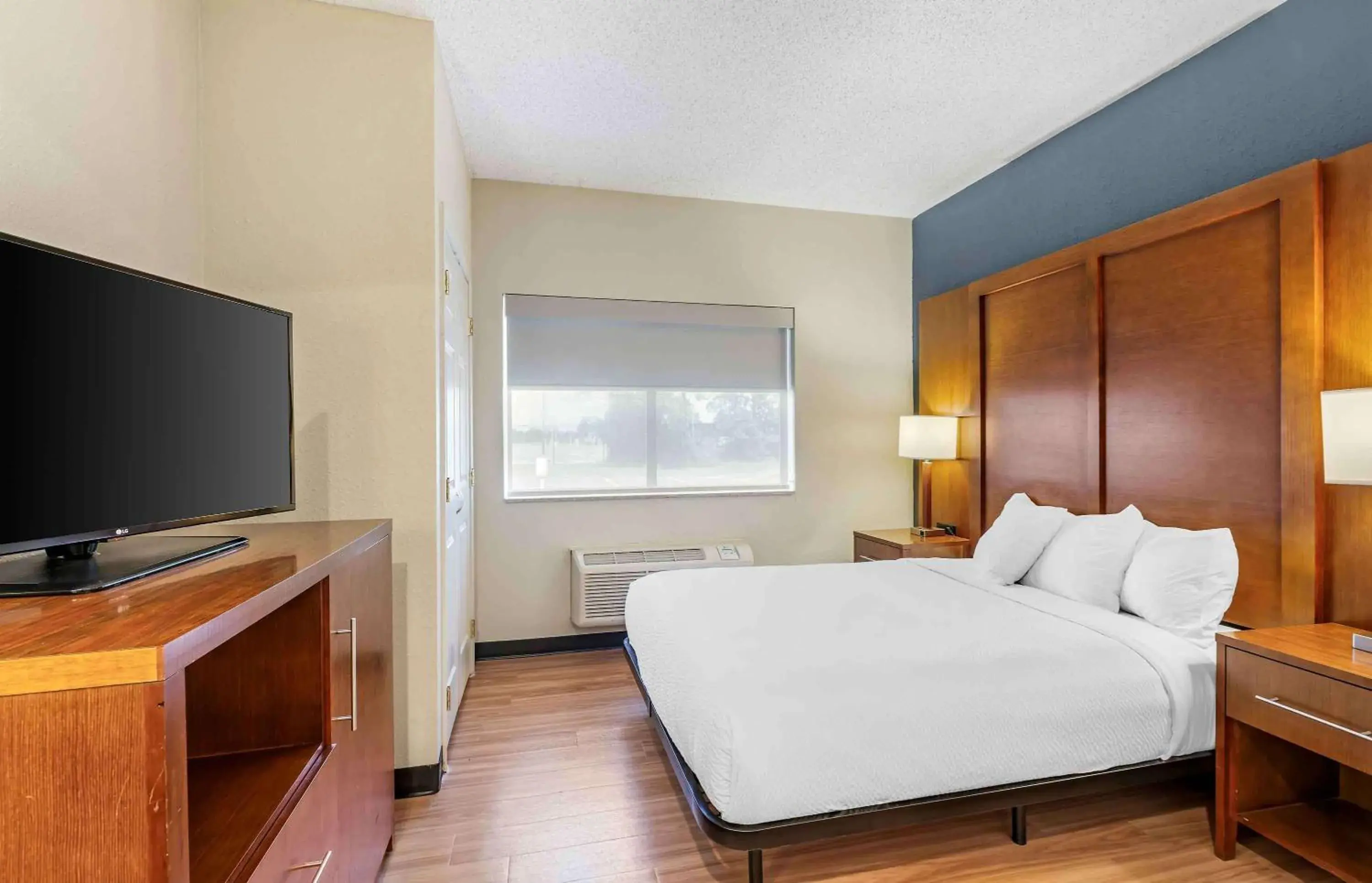 Bedroom, Bed in Extended Stay America Suites - Buffalo - Airport Bedroom, Bed in Extended Stay America Suites - Buffalo - Airport