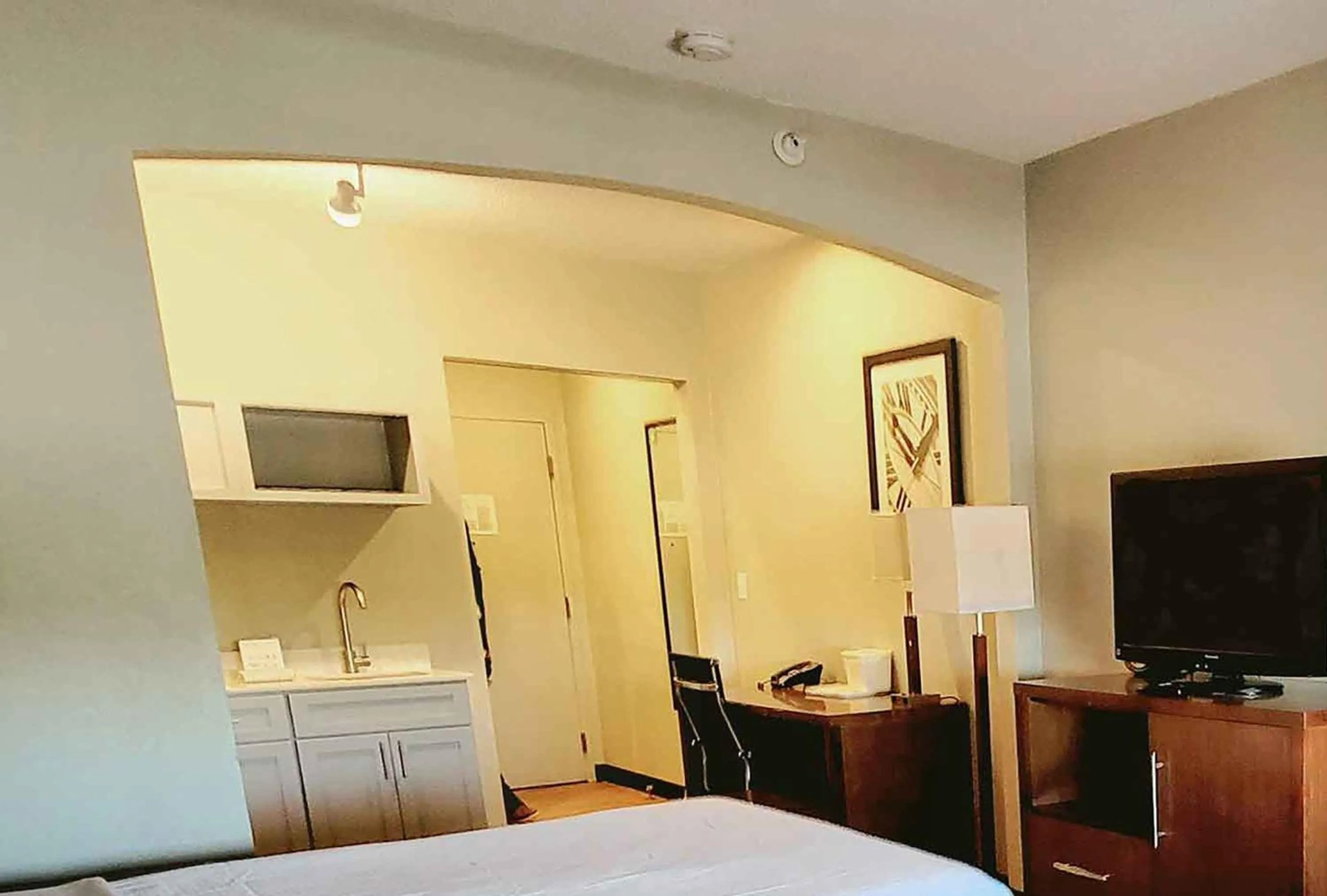 TV and multimedia, Bed in Extended Stay America Suites - Buffalo - Airport
