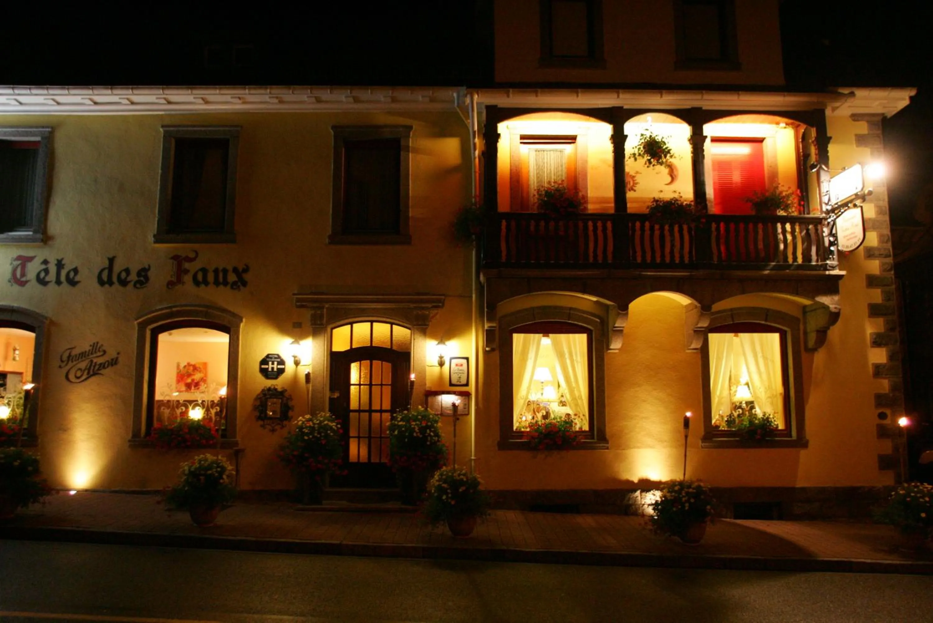 Facade/entrance in Logis Hôtel Restaurant La Tête Des Faux