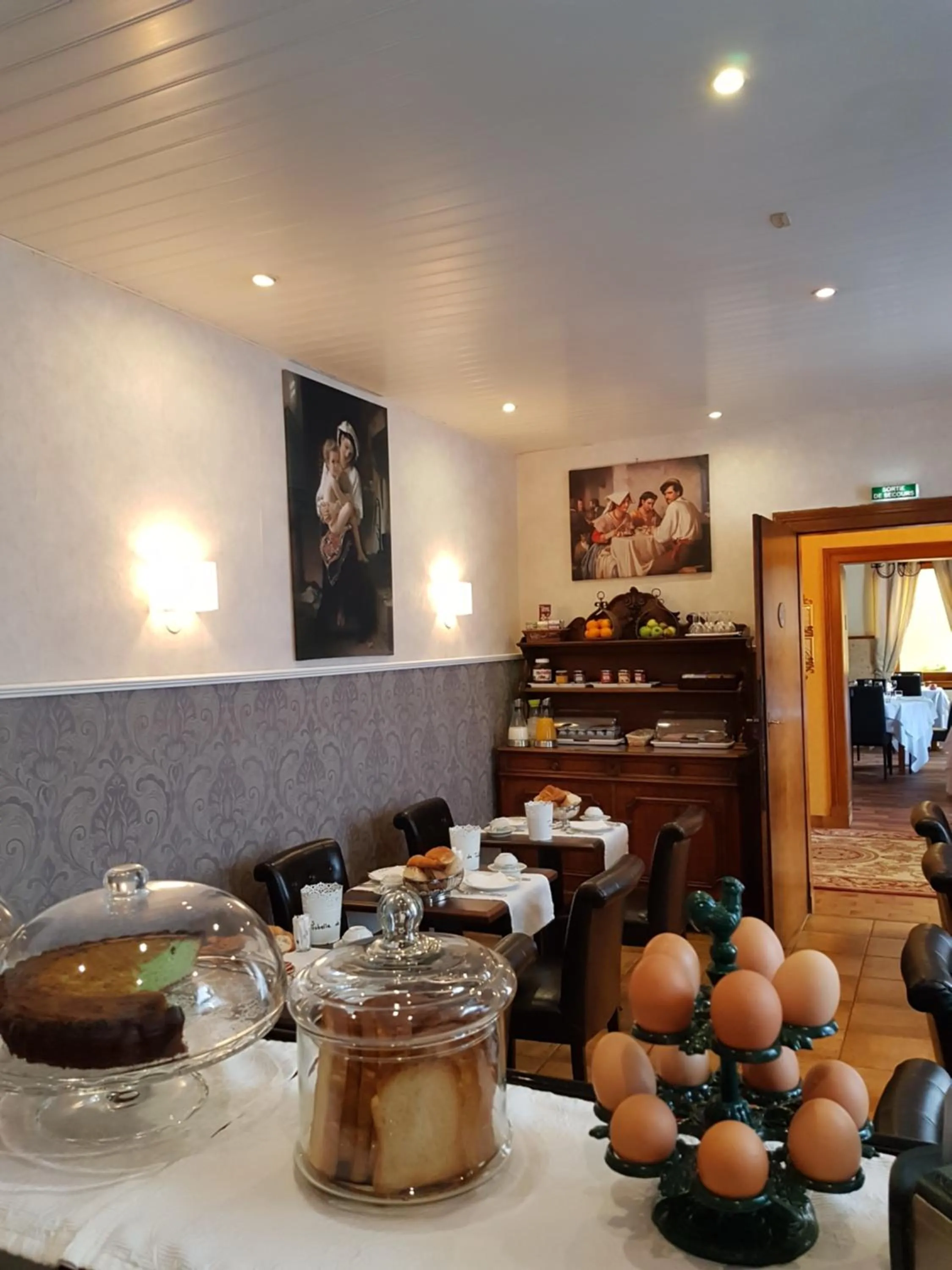 Breakfast in Logis Hôtel Restaurant La Tête Des Faux
