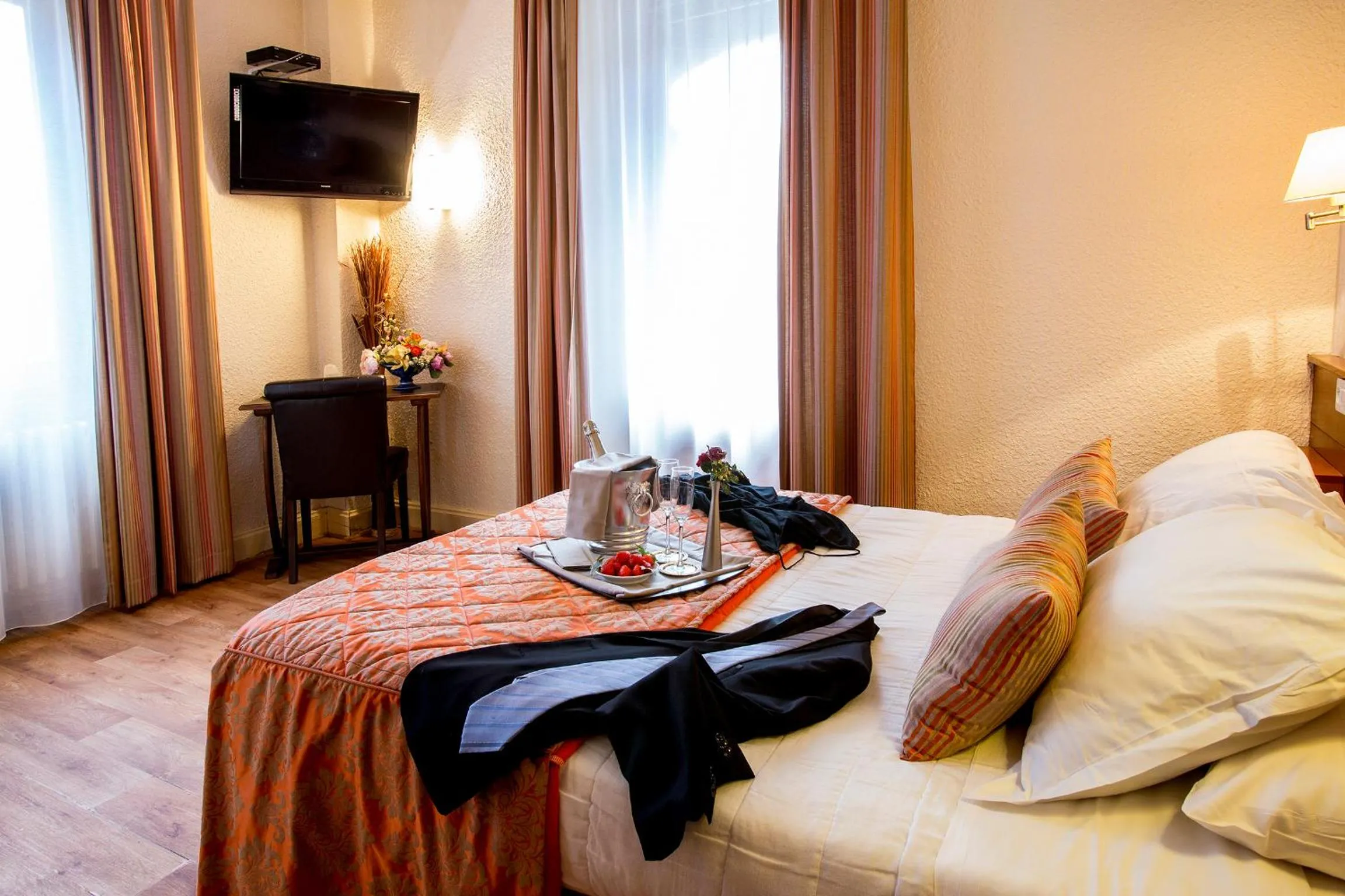 Bed in Logis Hôtel Restaurant La Tête Des Faux