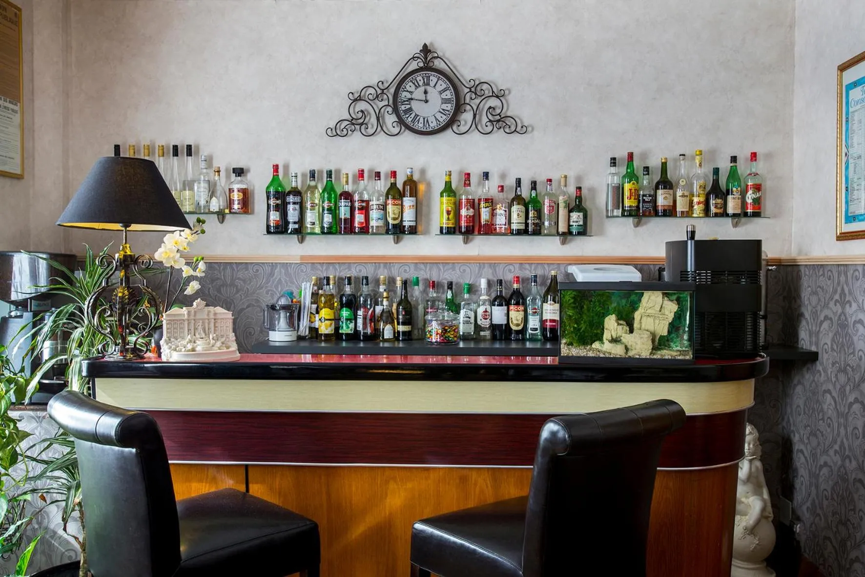 Lounge or bar in Logis Hôtel Restaurant La Tête Des Faux