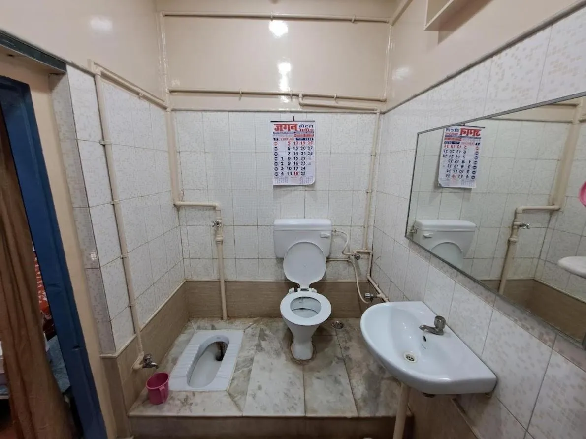 Toilet in Jagan Hotel & Restaurant