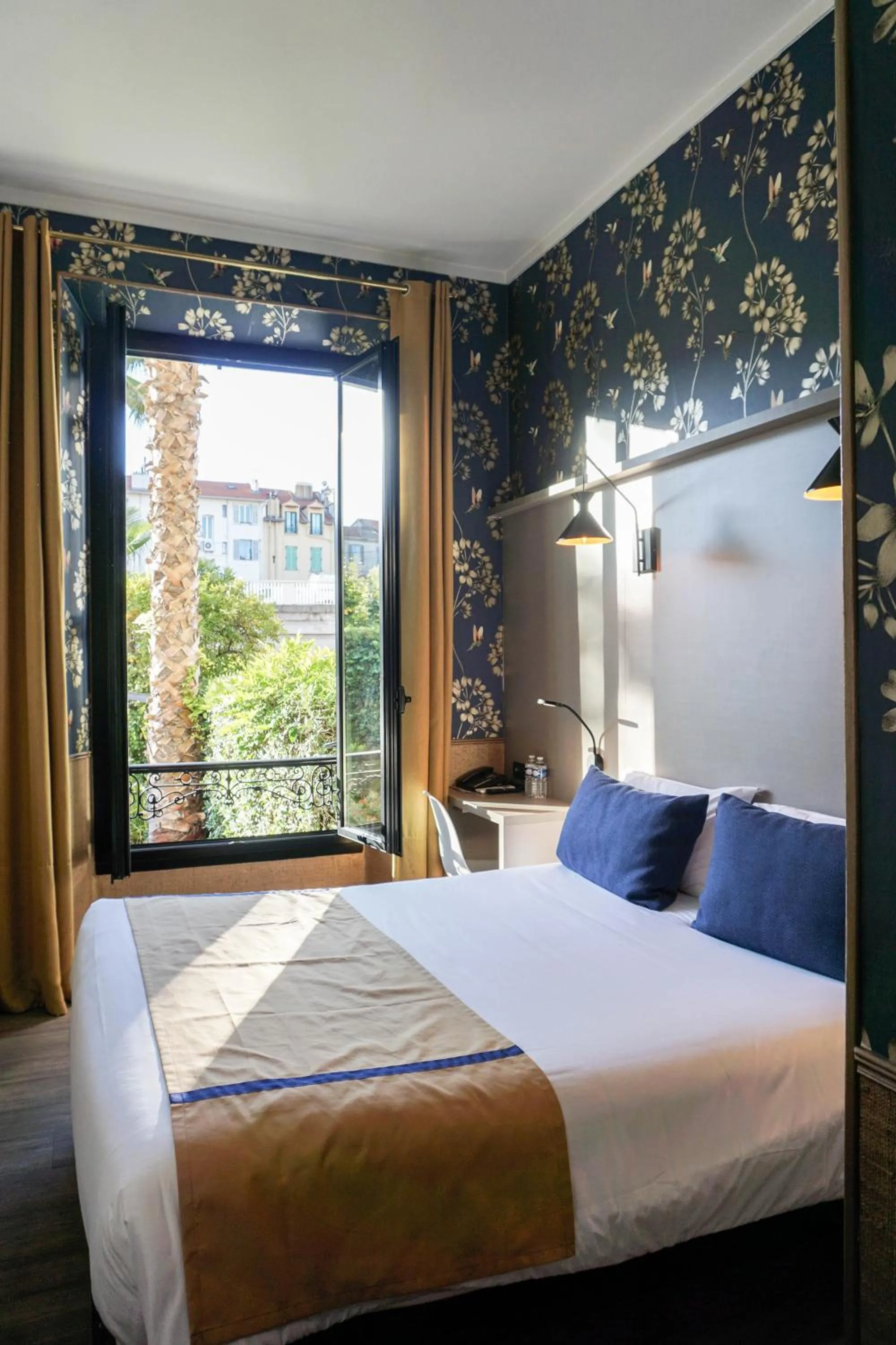 Bed in Villa Pruly Hotel Cannes Centre