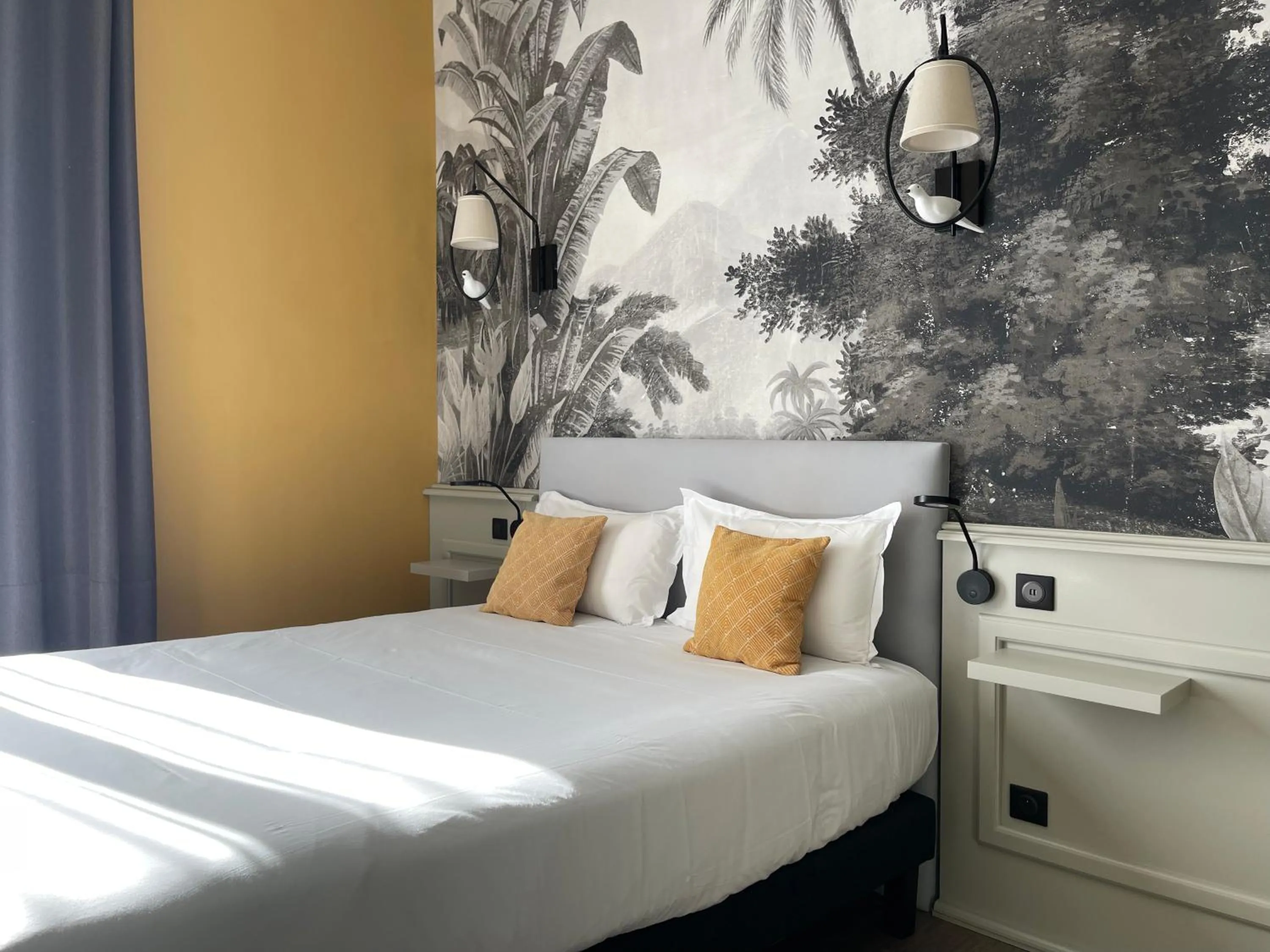 Bed in Villa Pruly Hotel Cannes Centre