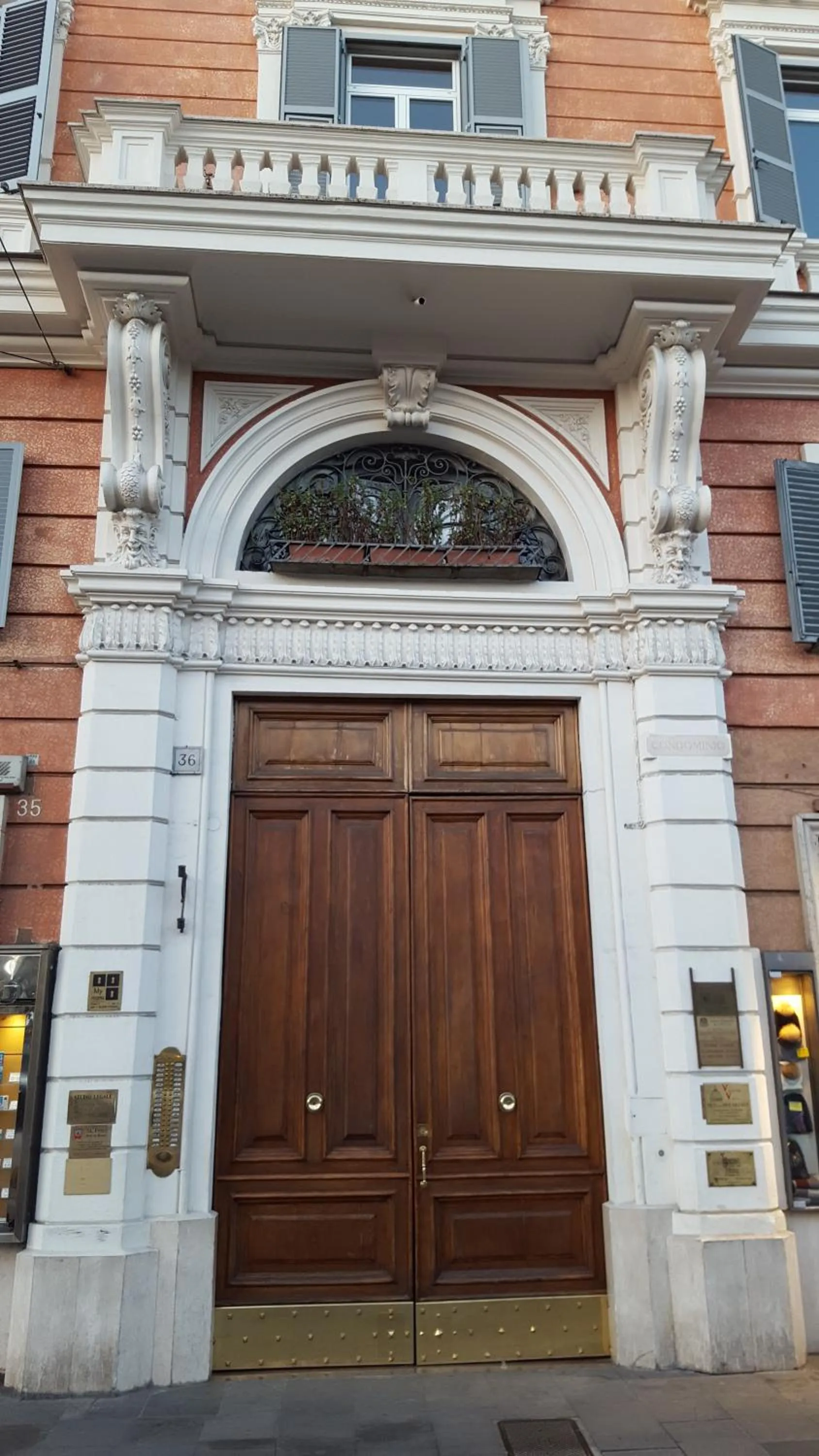 Facade/entrance in Luiza Vatican House