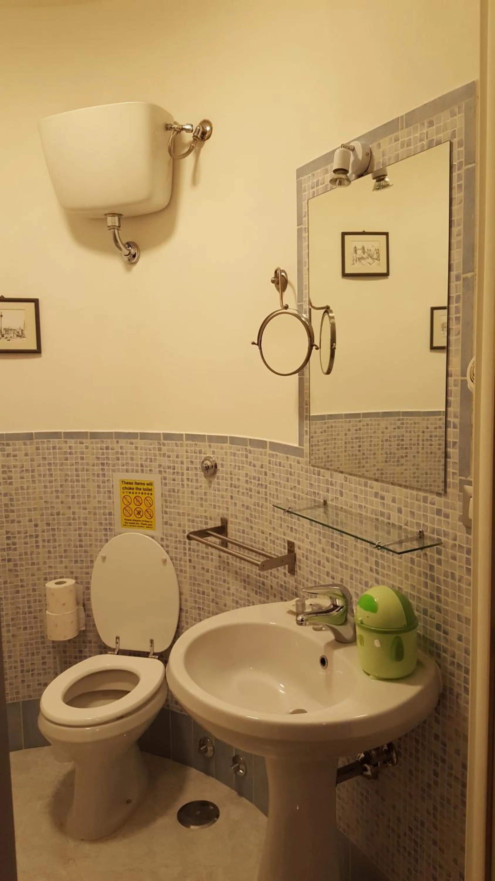 Bathroom in Luiza Vatican House