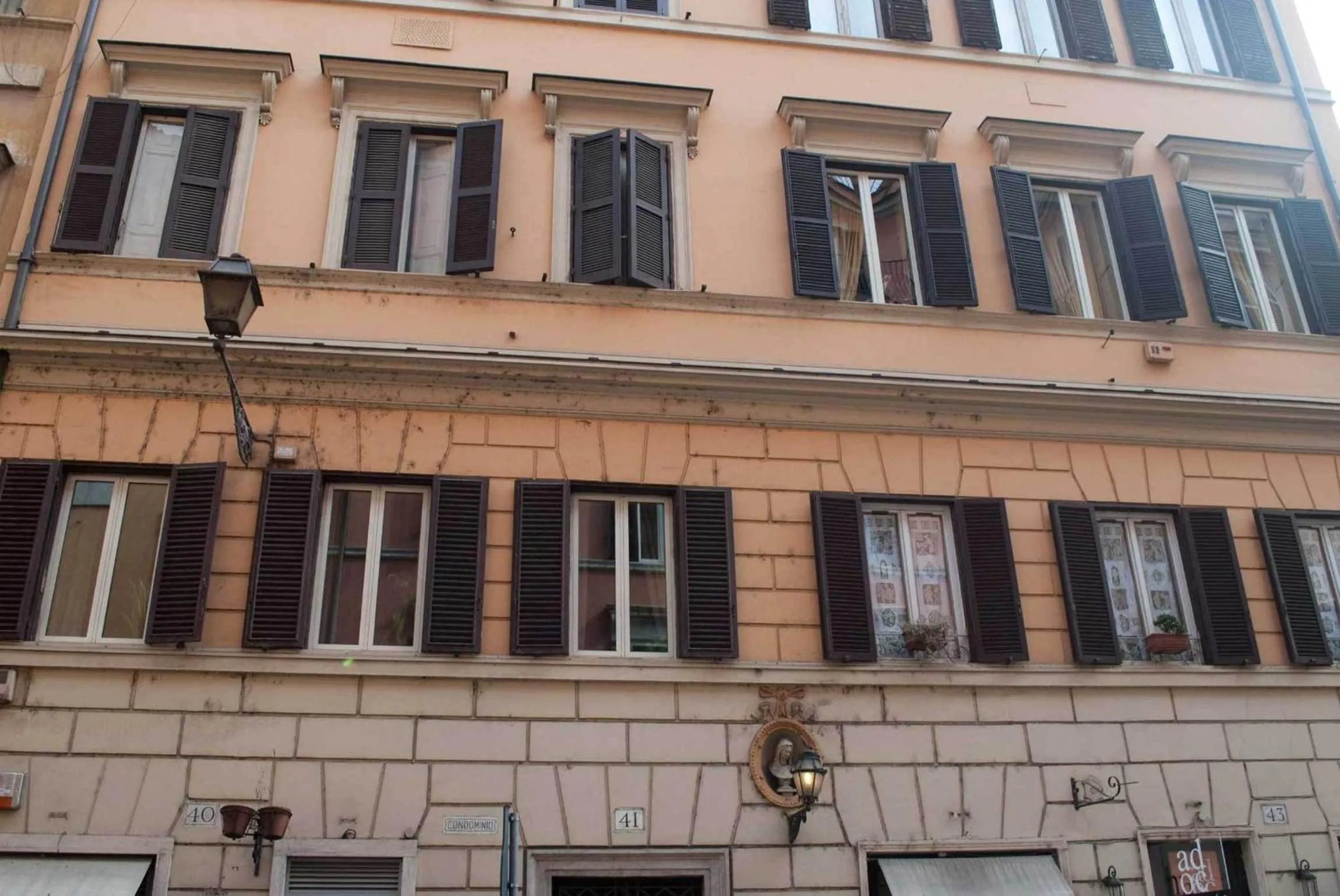 Facade/entrance in Domus Ripetta