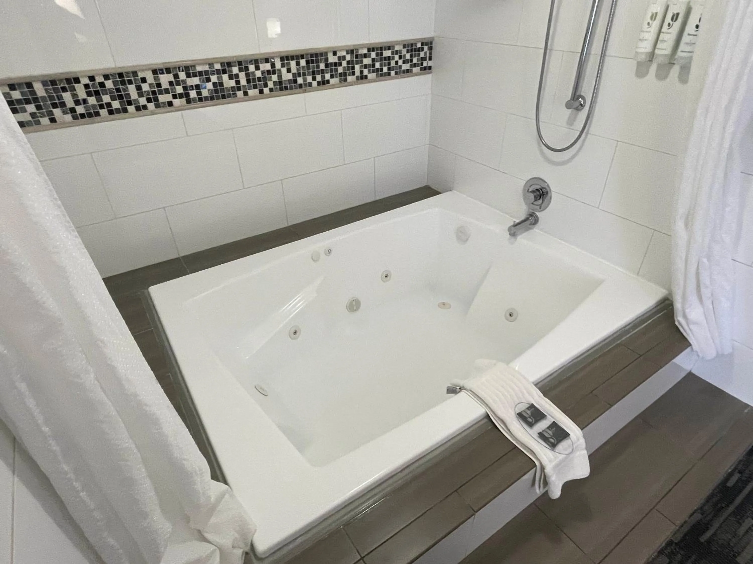 Hot Tub in Country Inn & Suites by Radisson, Bakersfield, CA