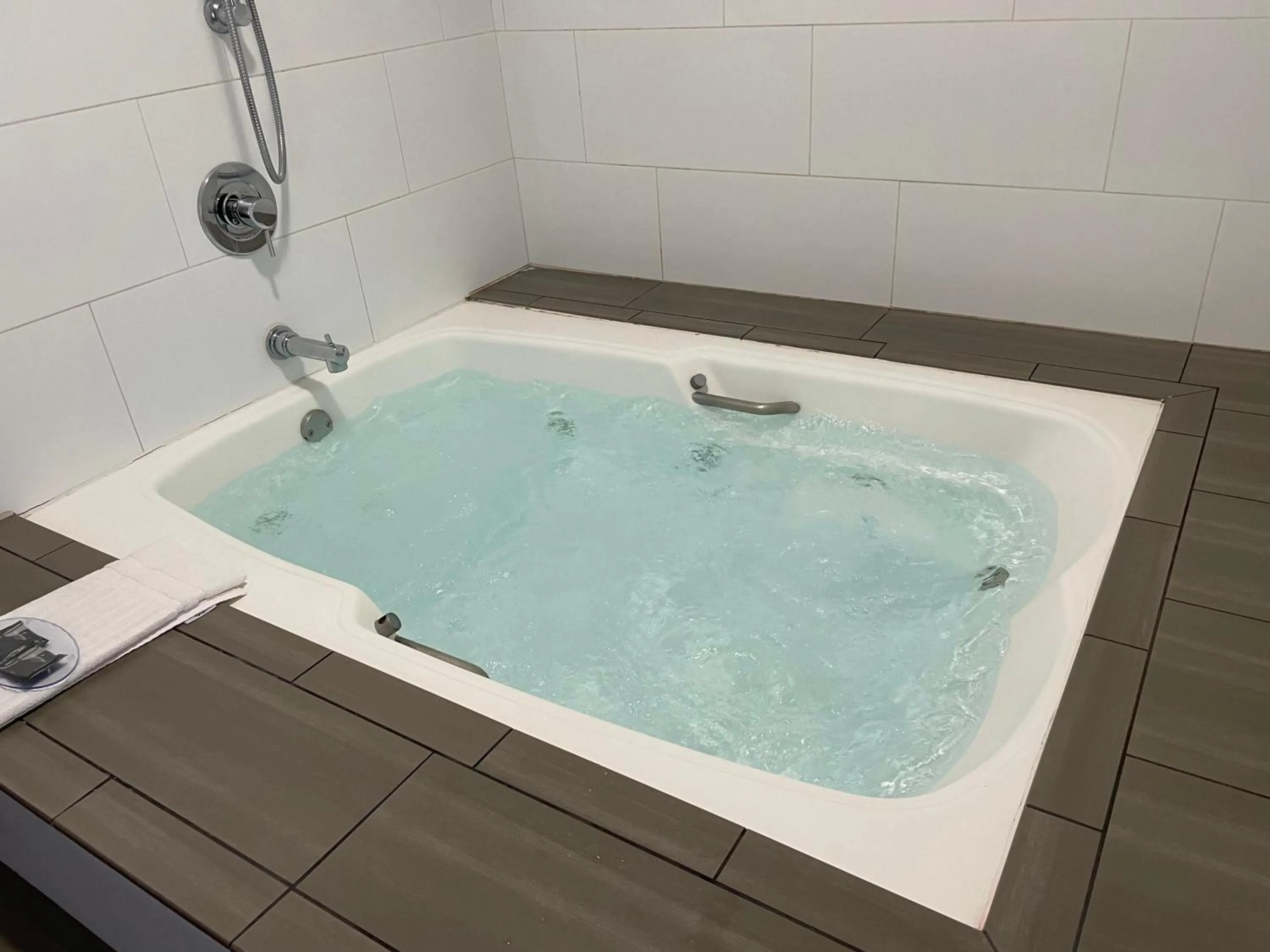 Hot Tub in Country Inn & Suites by Radisson, Bakersfield, CA