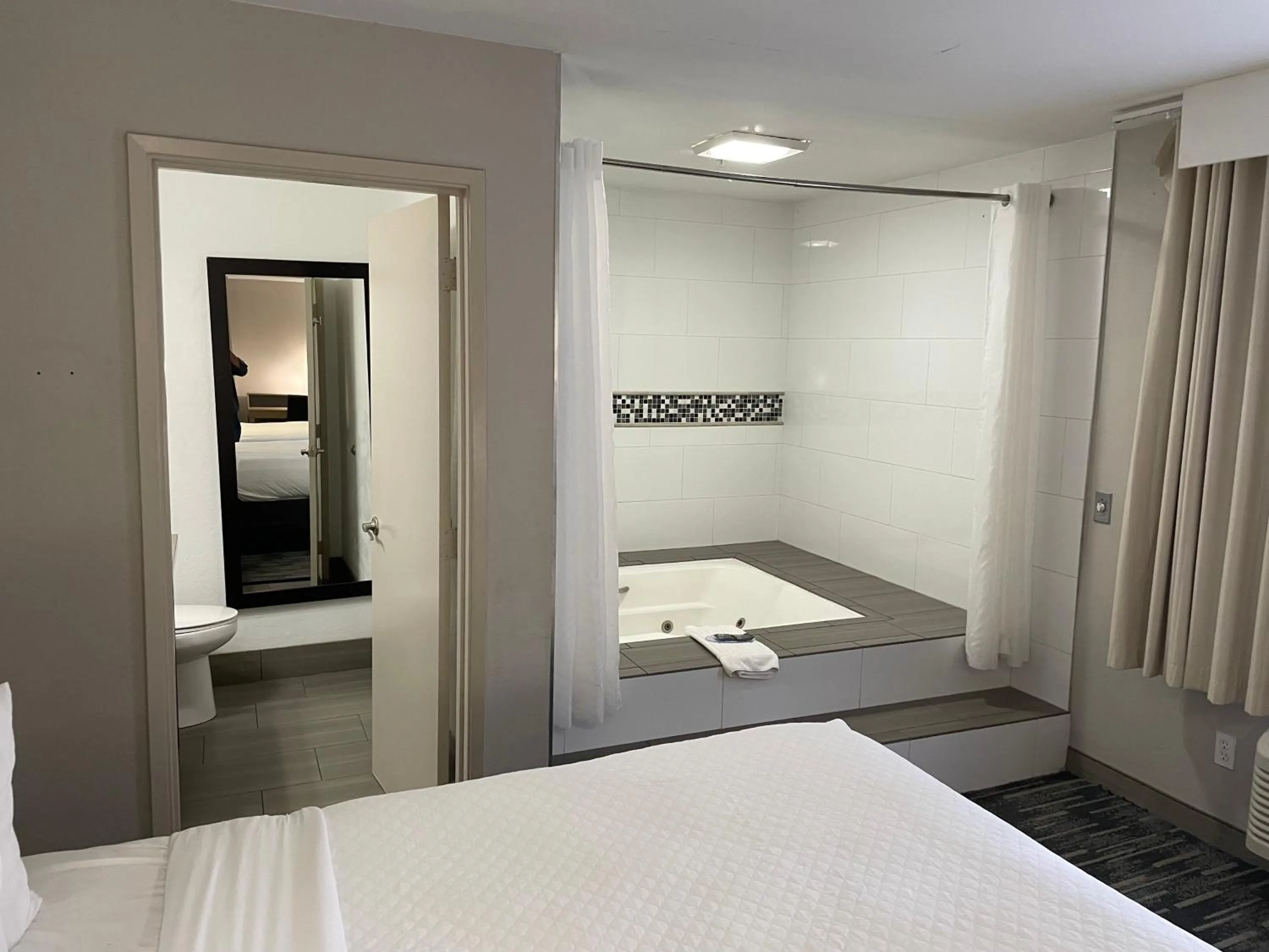 Bathroom, Bed in Country Inn & Suites by Radisson, Bakersfield, CA