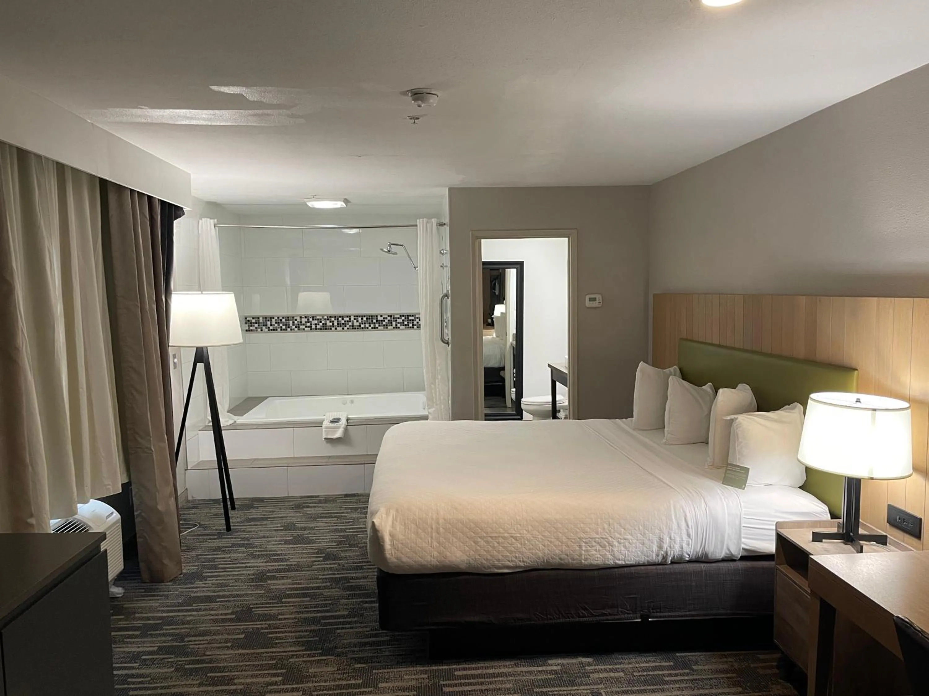 Photo of the whole room, Bed in Country Inn & Suites by Radisson, Bakersfield, CA