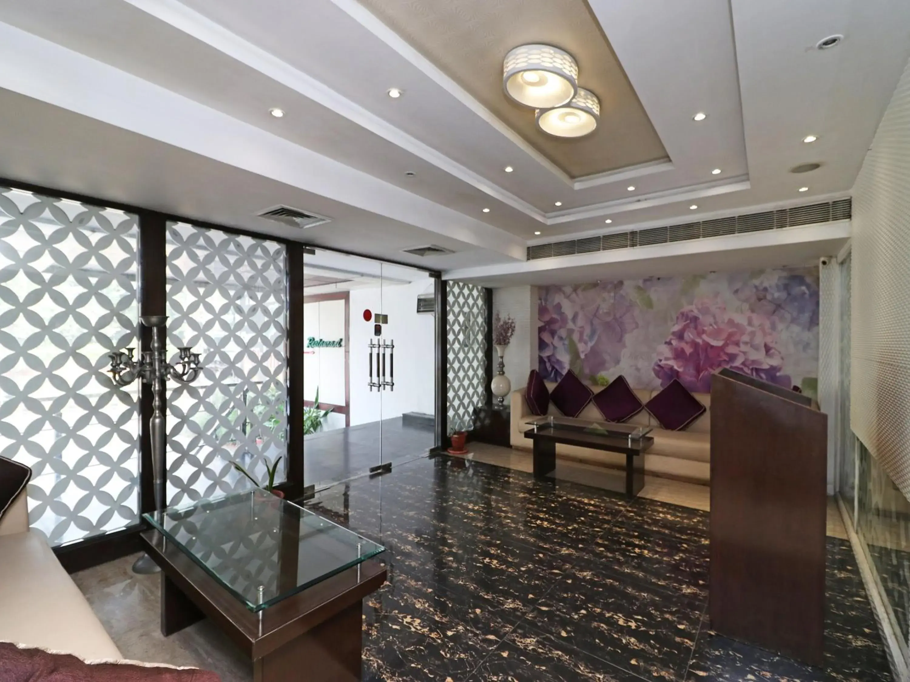 Lobby or reception in Hotel Samovar by Goyal Hoteleirs Lobby or reception in Hotel Samovar by Goyal Hoteleirs