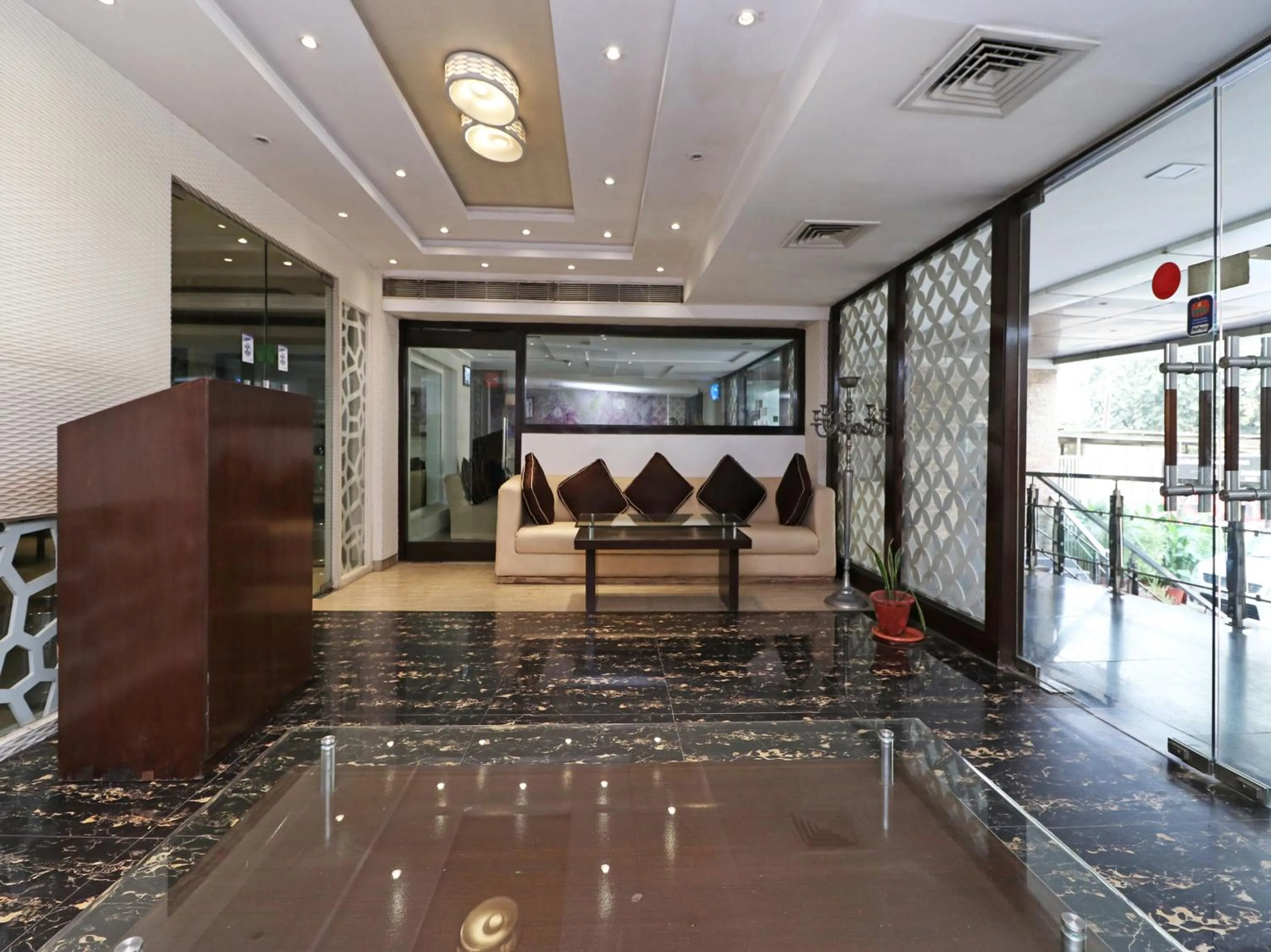 Lobby or reception in Hotel Samovar by Goyal Hoteleirs
