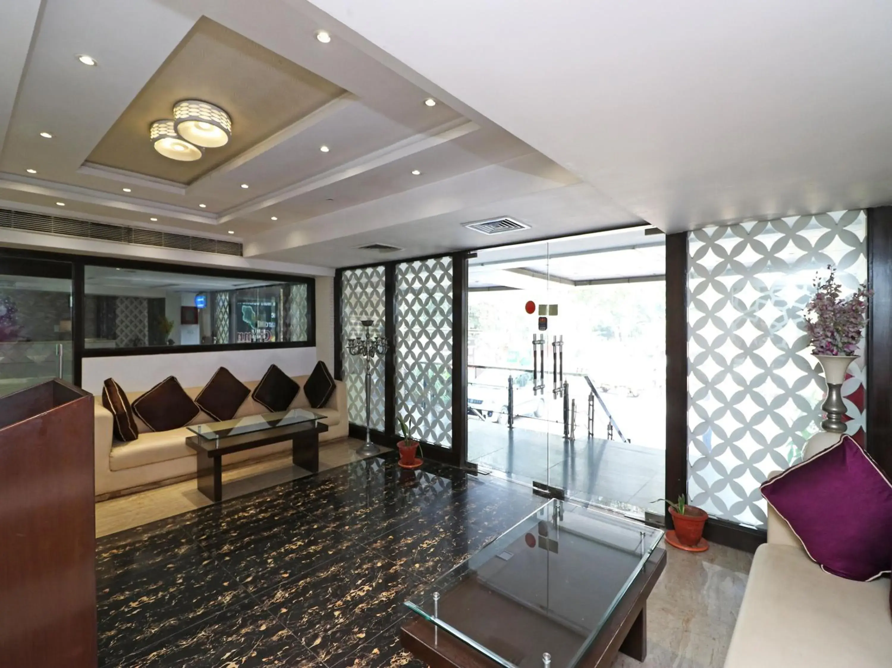 Lobby or reception in Hotel Samovar by Goyal Hoteleirs Lobby or reception in Hotel Samovar by Goyal Hoteleirs