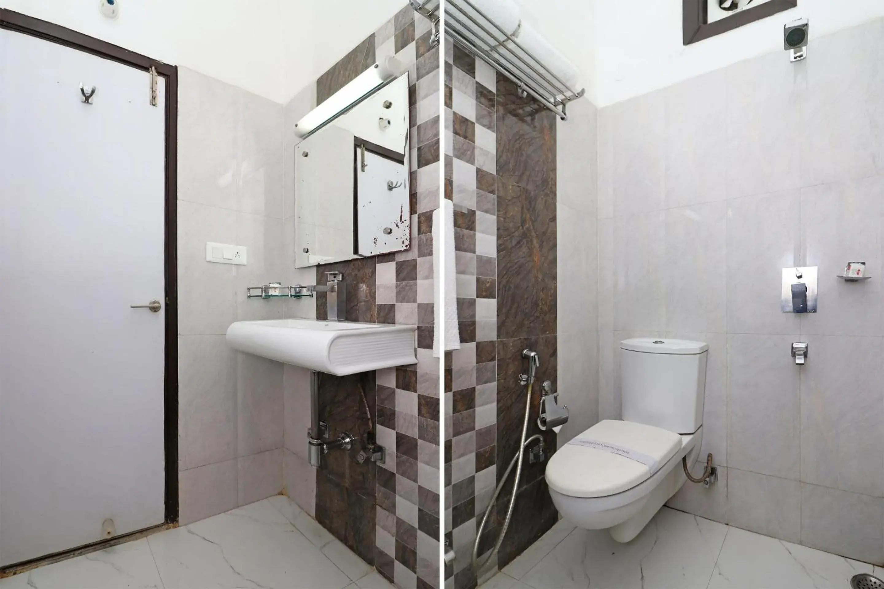 Bathroom in Hotel Samovar by Goyal Hoteleirs Bathroom in Hotel Samovar by Goyal Hoteleirs