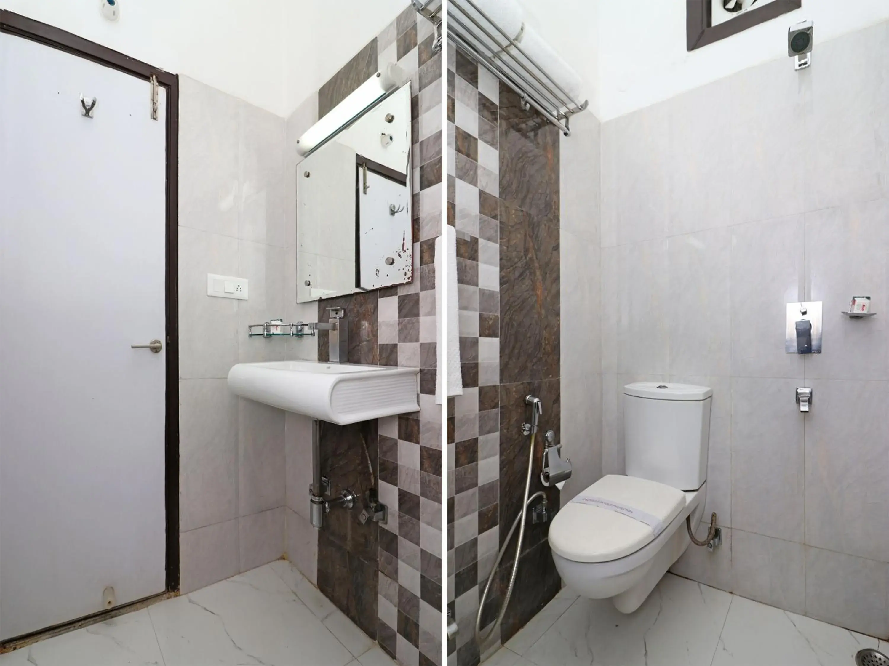 Bathroom in Hotel Samovar by Goyal Hoteleirs Bathroom in Hotel Samovar by Goyal Hoteleirs