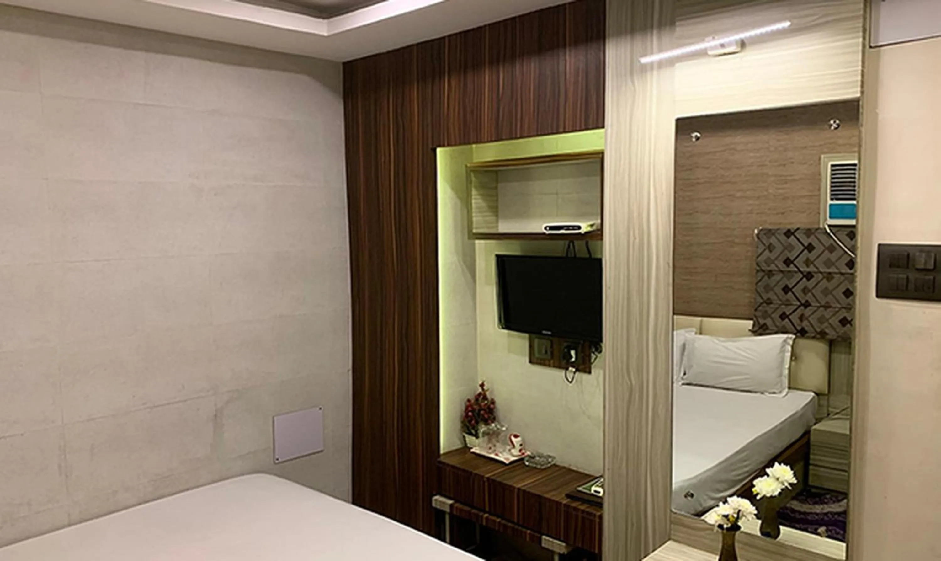 Bedroom, Bed in Shila International