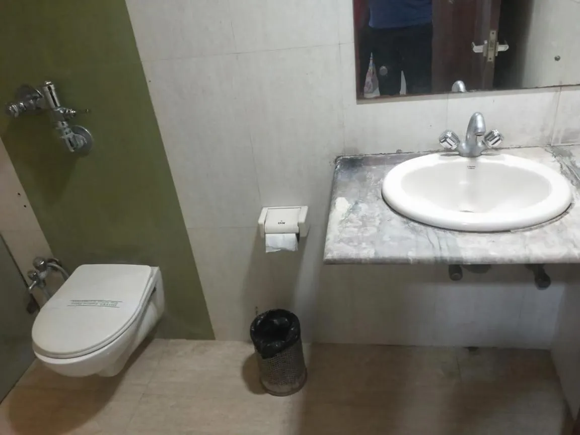Toilet in Hotel Eastern Plaza
