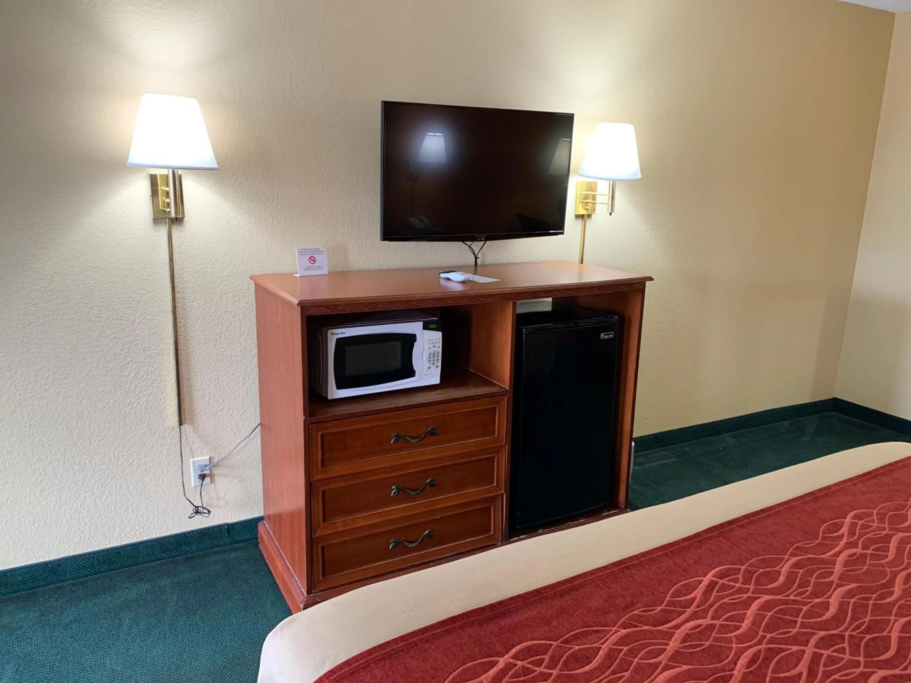 TV and multimedia in Coachman's Inn Motel
