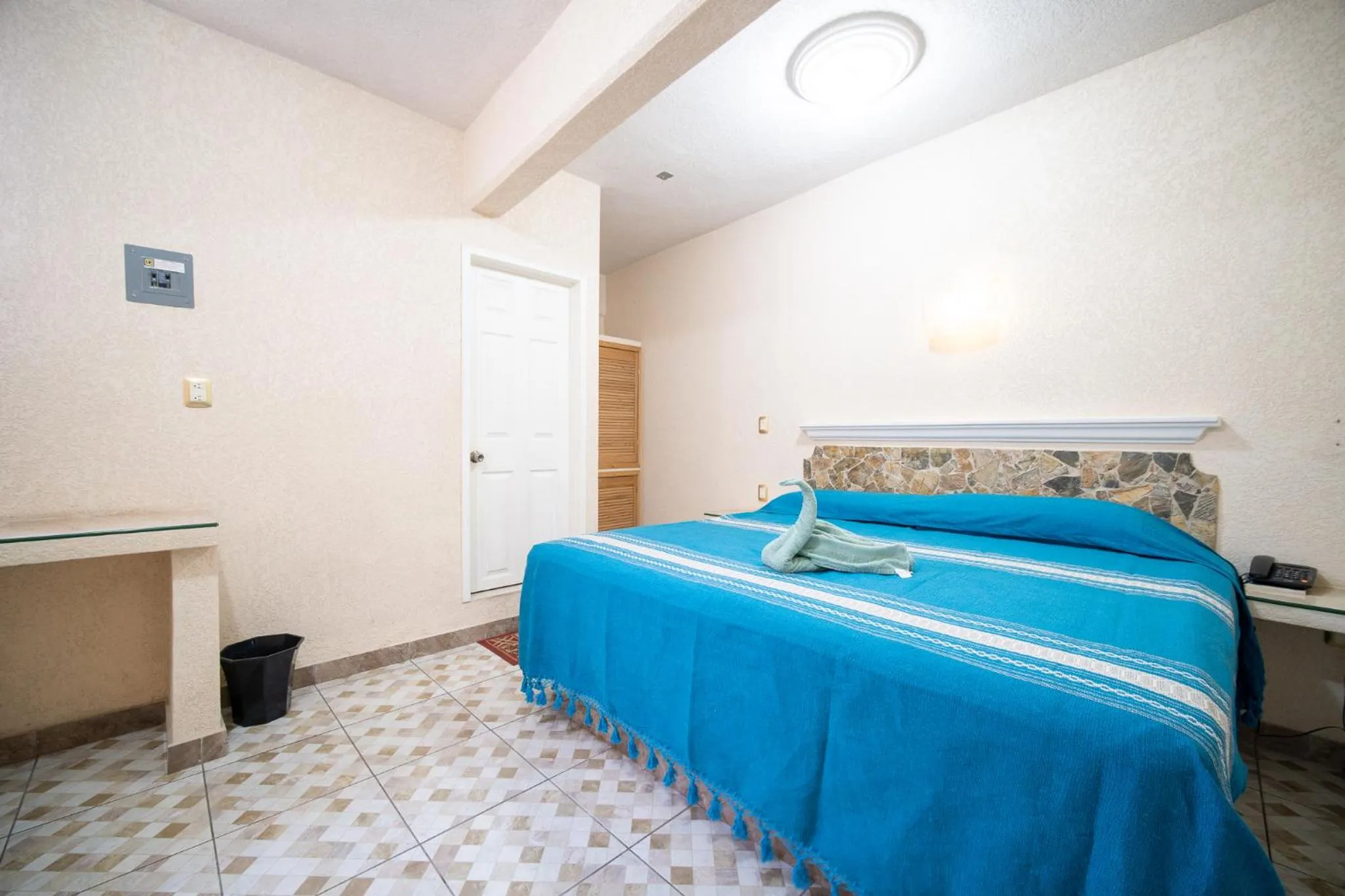 Bed in PENINSULA STAYS Executive Hotel