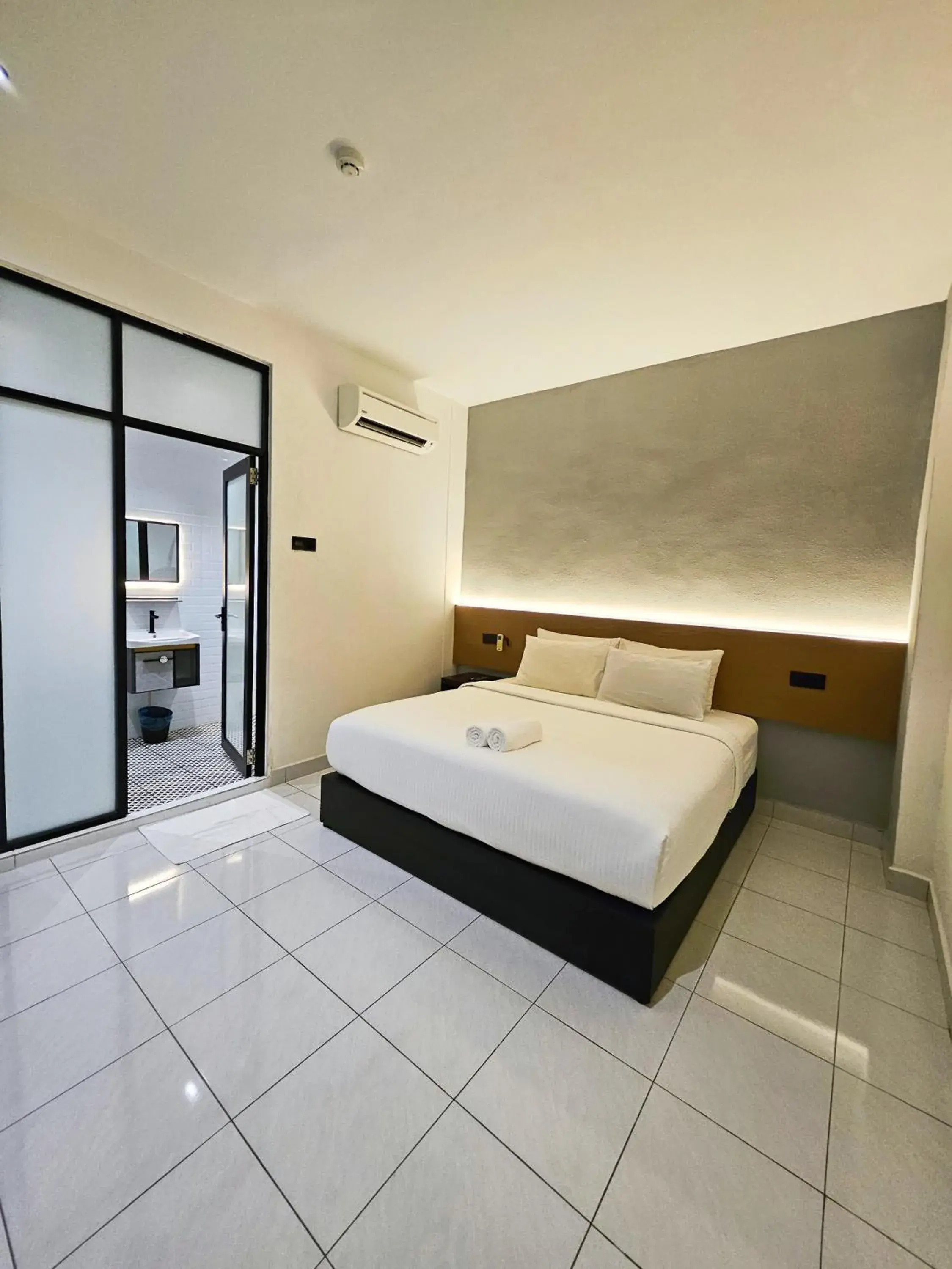 Standard King Room in Georgetown Inn by Sky Hive Standard King Room in Georgetown Inn by Sky Hive