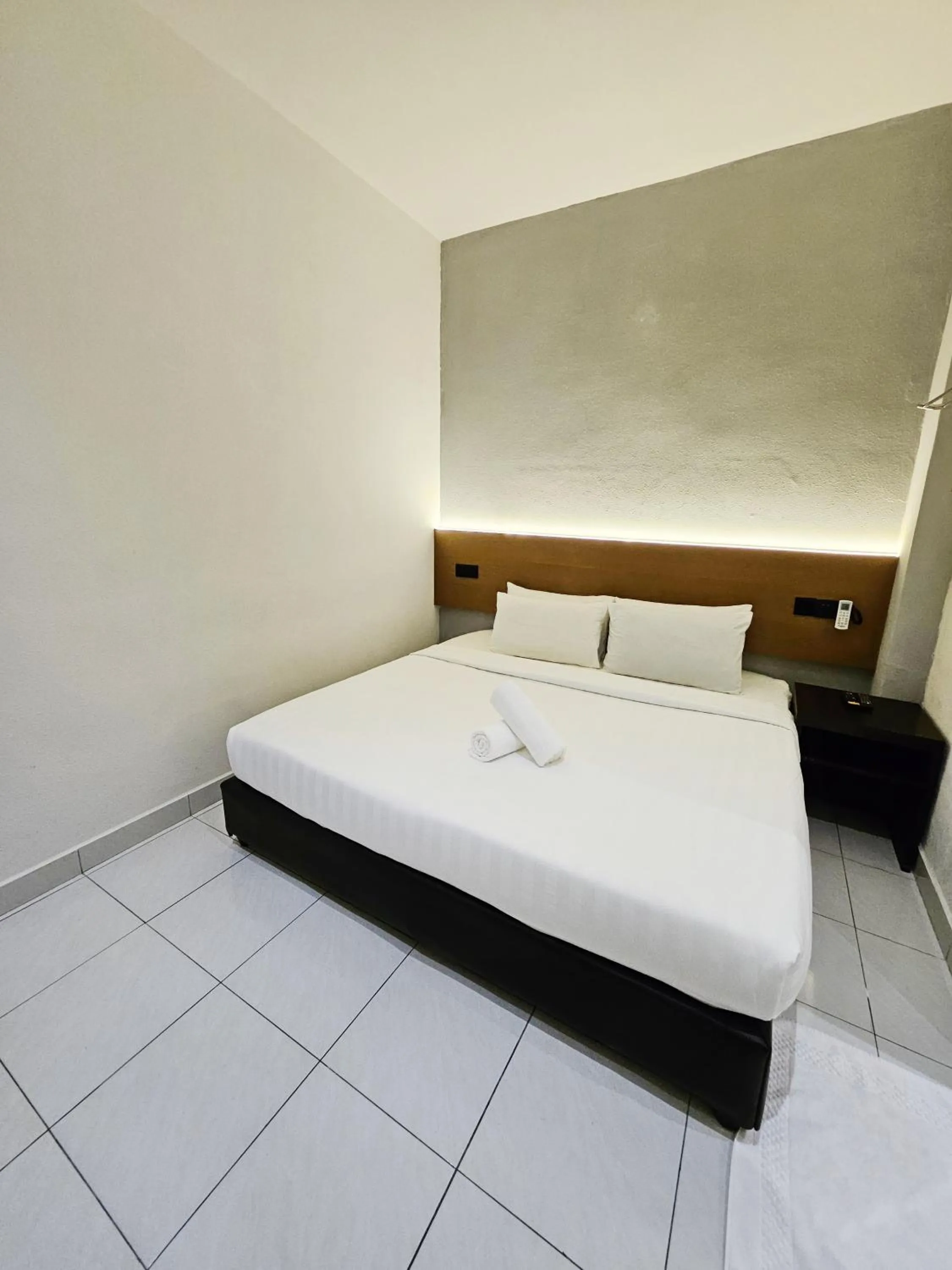 Bed in Georgetown Inn by Sky Hive