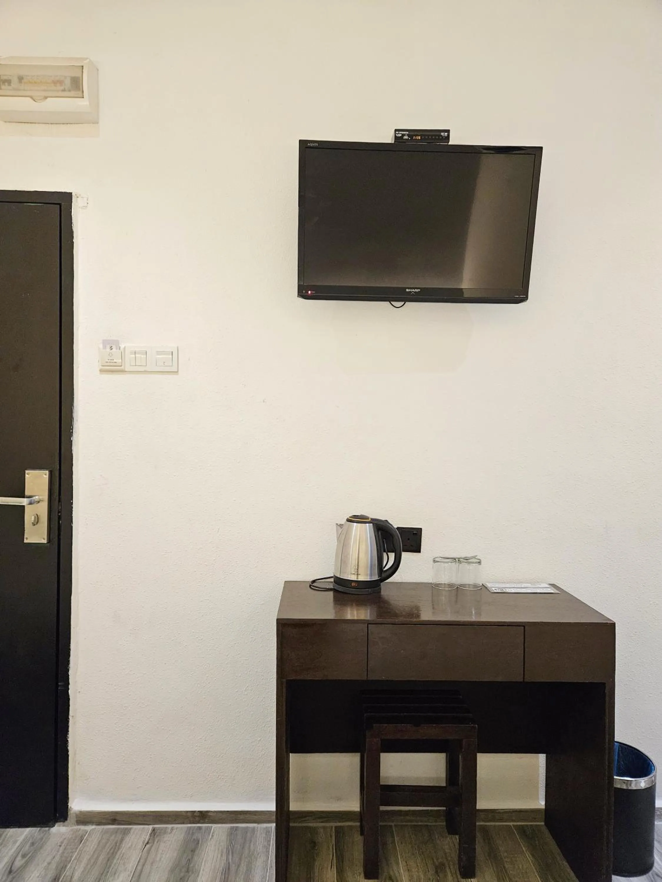 TV and multimedia in Georgetown Inn by Sky Hive