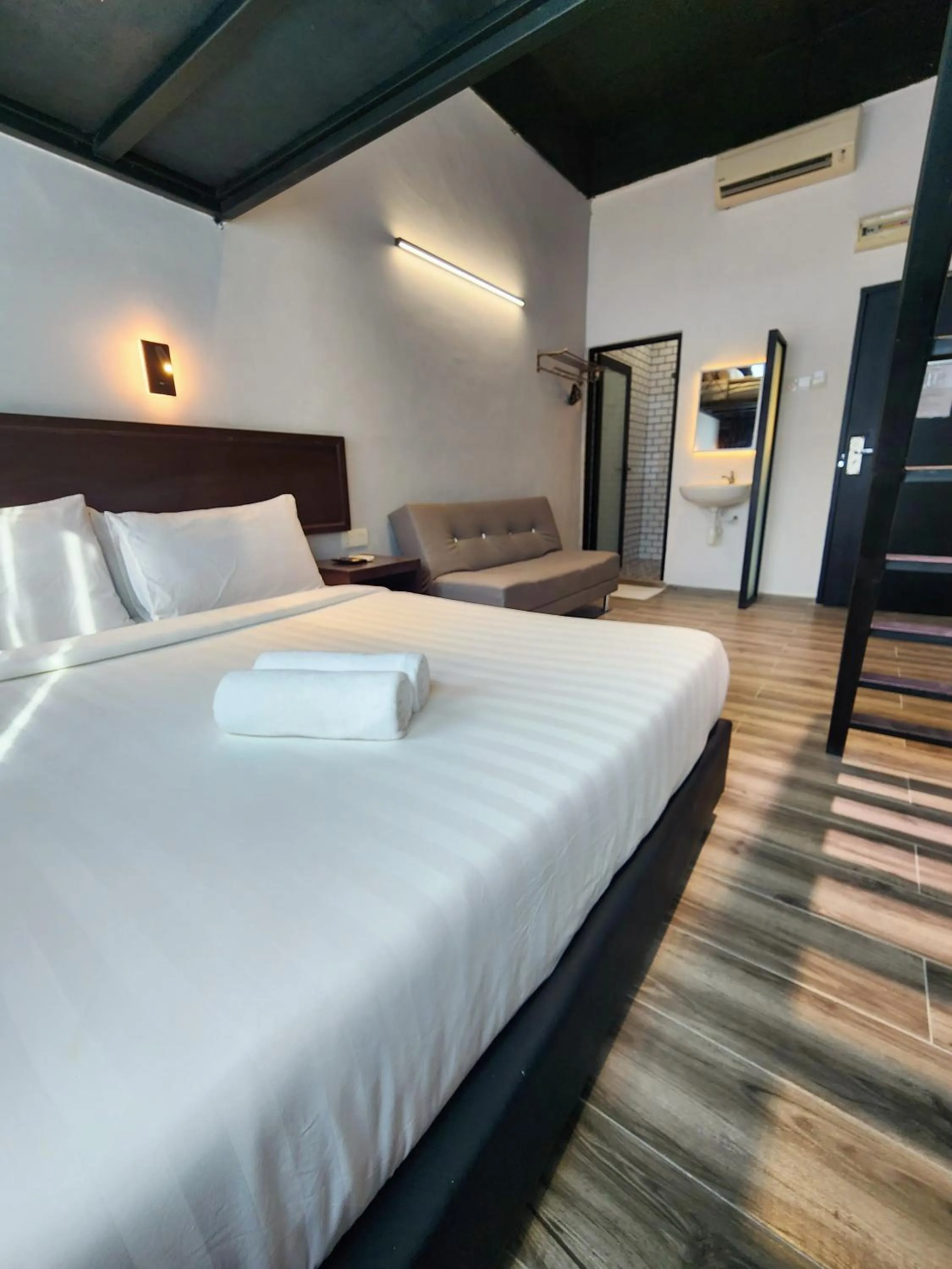 Bed in Georgetown Inn by Sky Hive