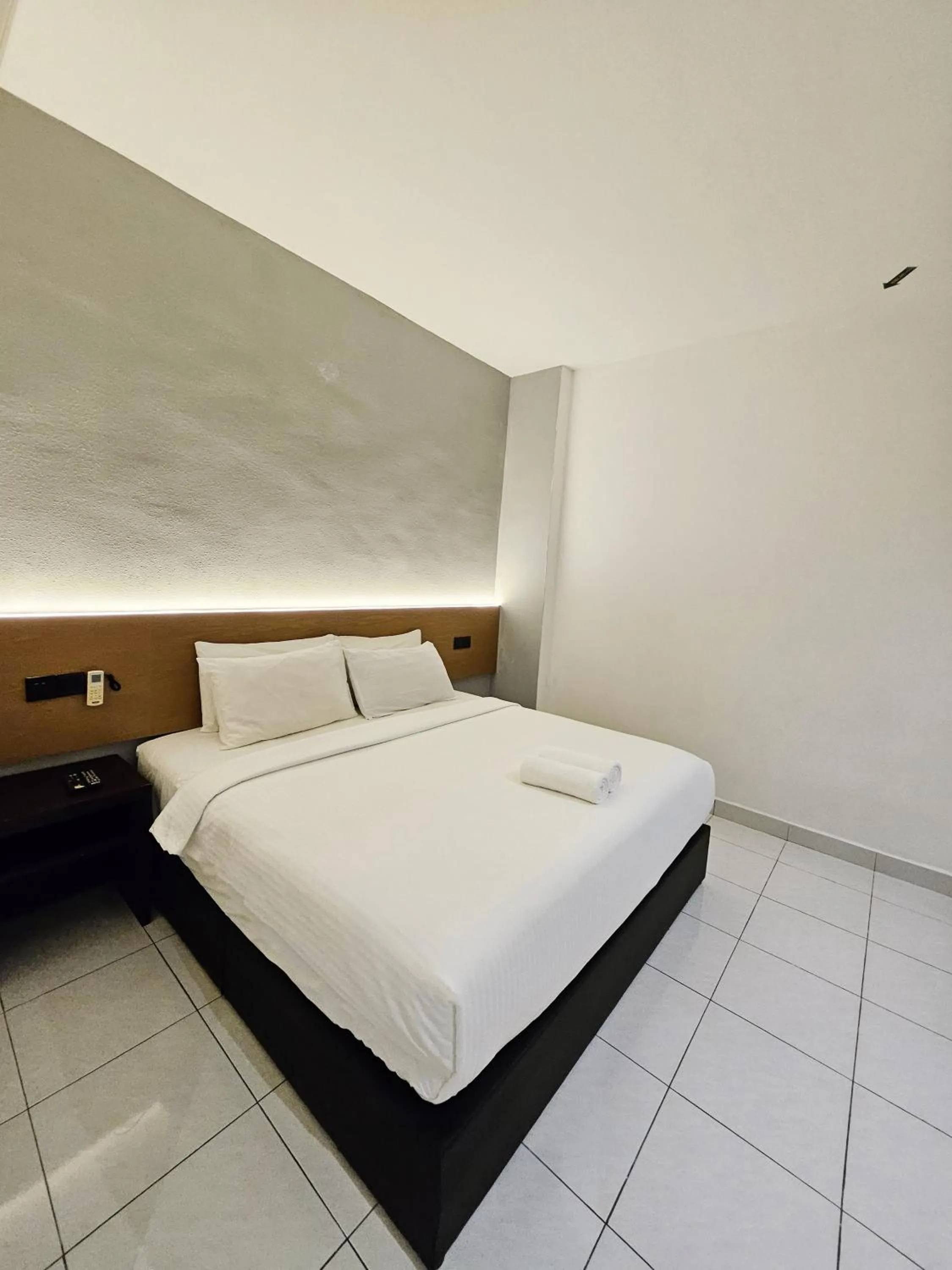 Bed in Georgetown Inn by Sky Hive