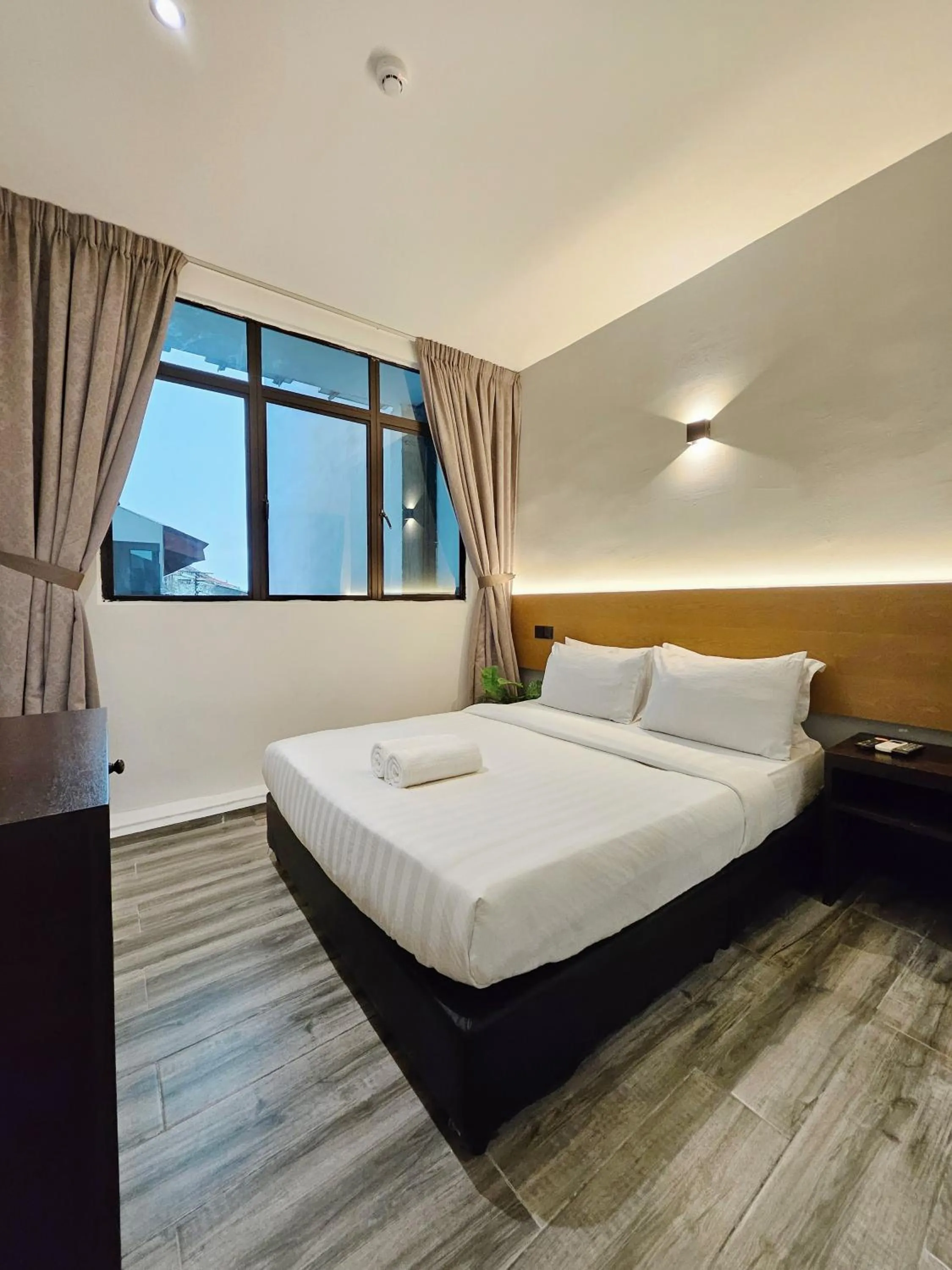 Bedroom, Bed in Georgetown Inn by Sky Hive