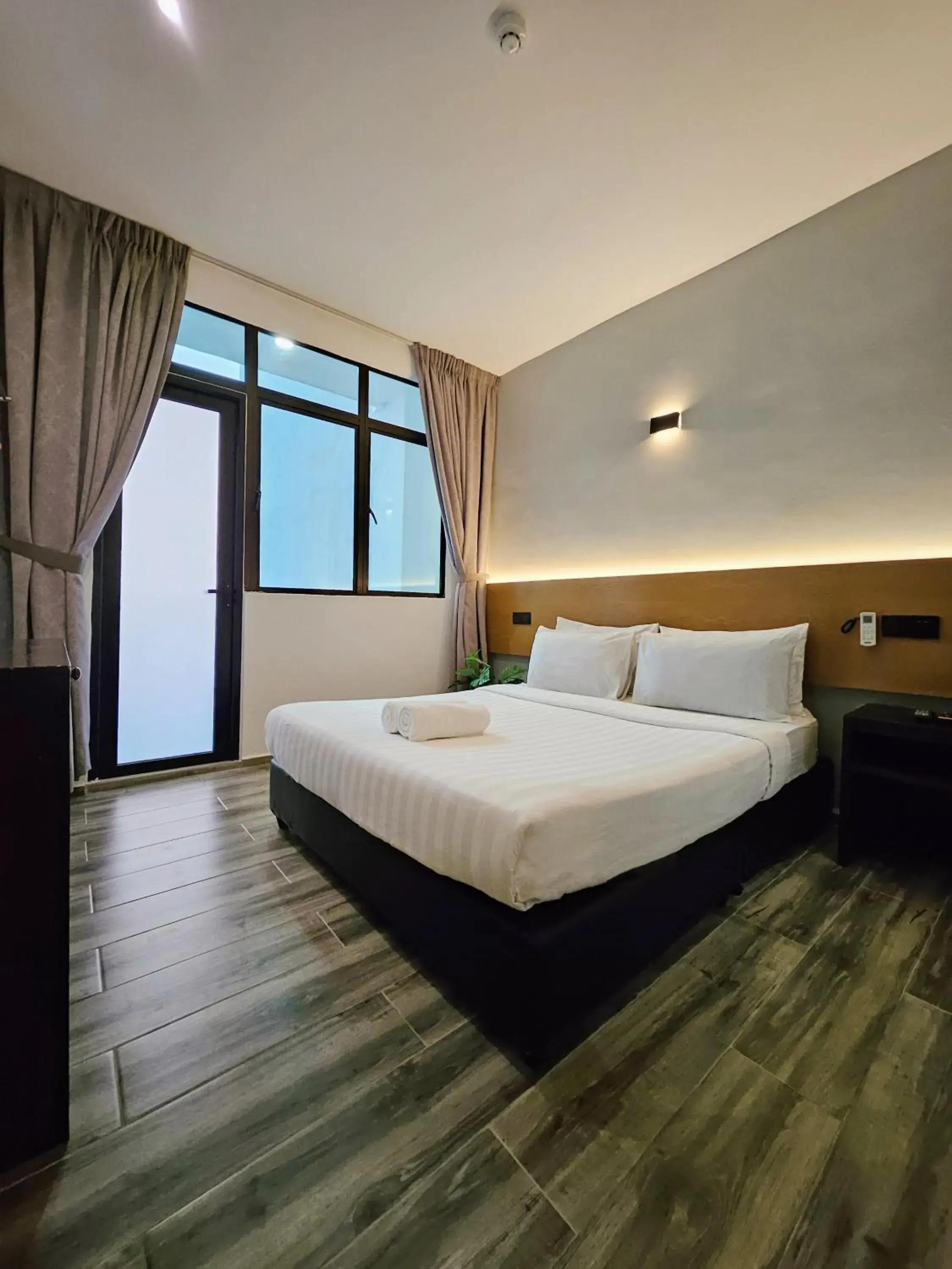 Deluxe Double Room with Balcony in Georgetown Inn by Sky Hive Deluxe Double Room with Balcony in Georgetown Inn by Sky Hive