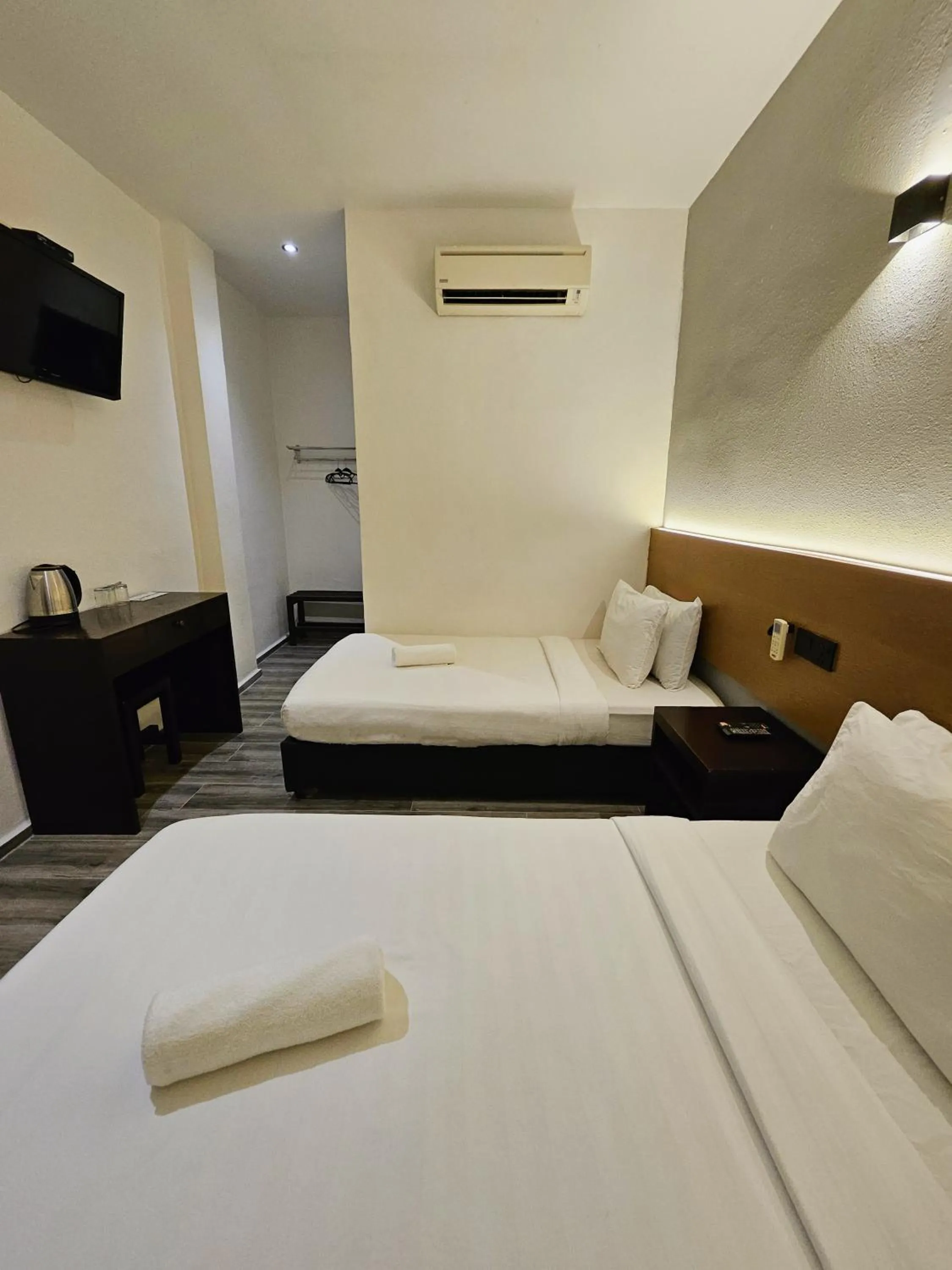 Bedroom, Bed in Georgetown Inn by Sky Hive