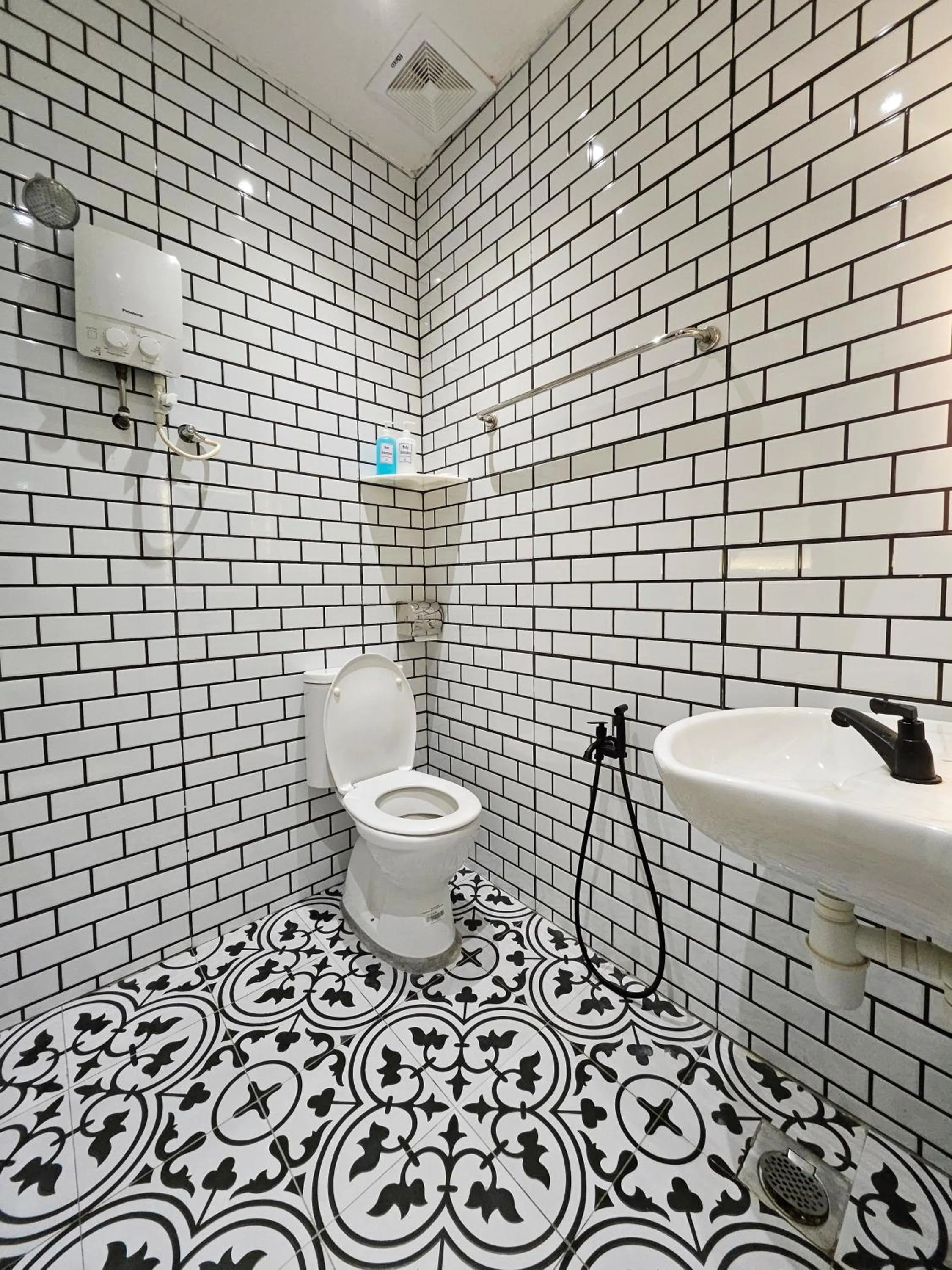 Bathroom in Georgetown Inn by Sky Hive