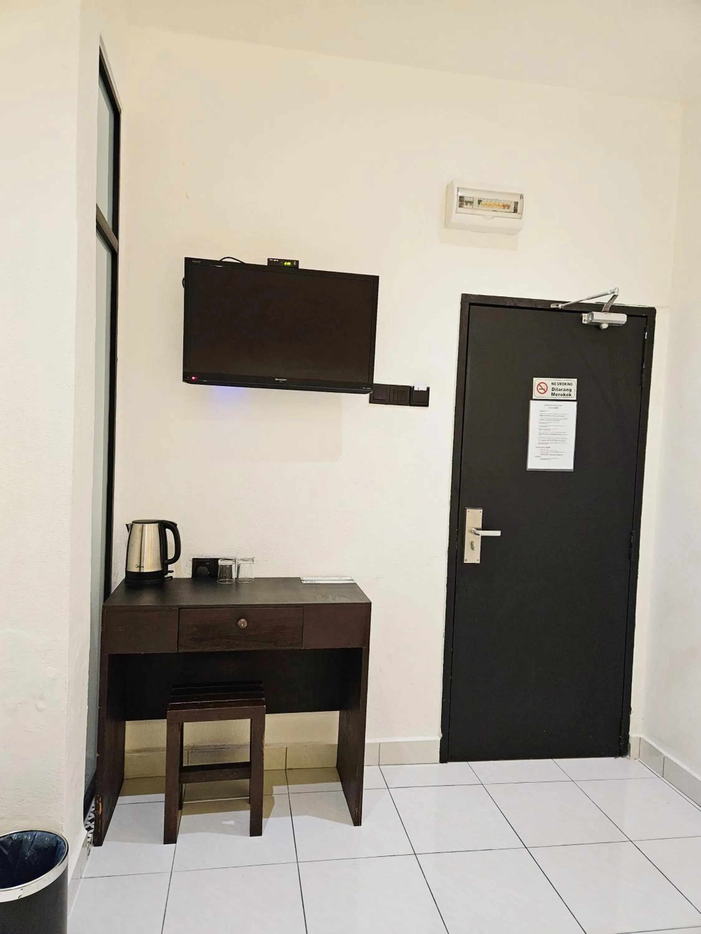 Bedroom in Georgetown Inn by Sky Hive