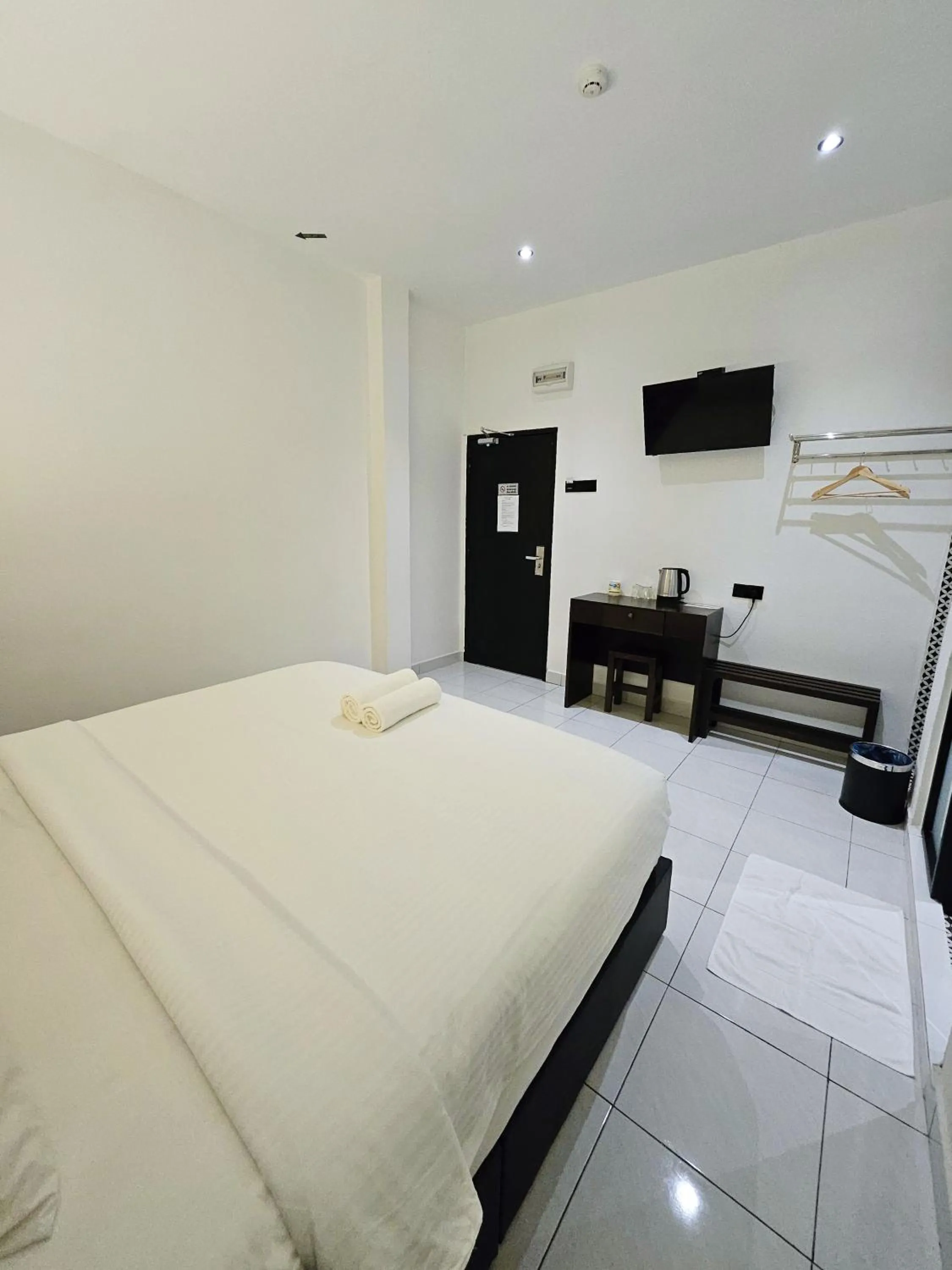 Bed in Georgetown Inn by Sky Hive