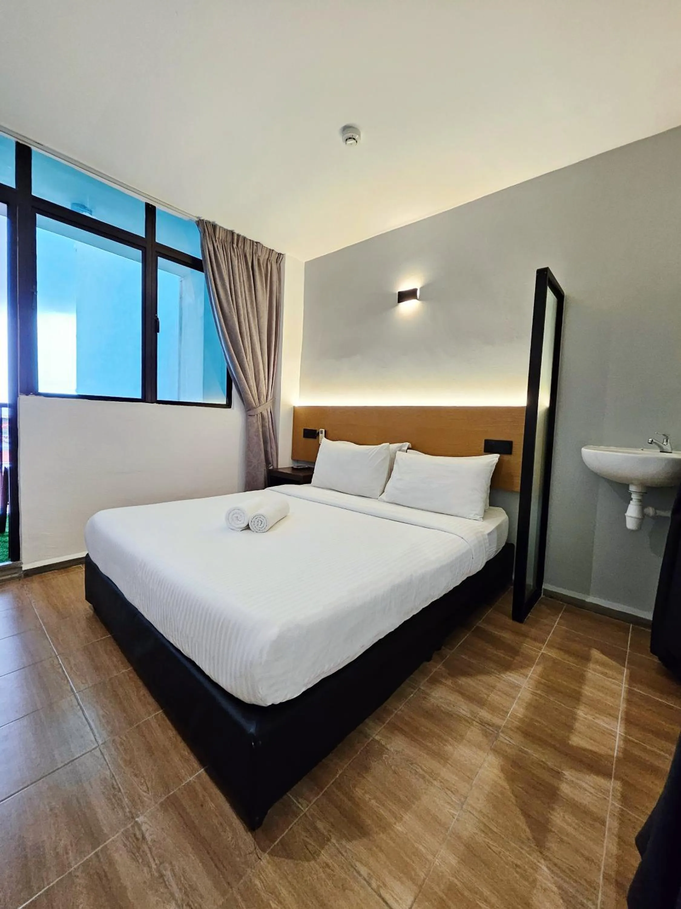 Photo of the whole room, Bed in Georgetown Inn by Sky Hive